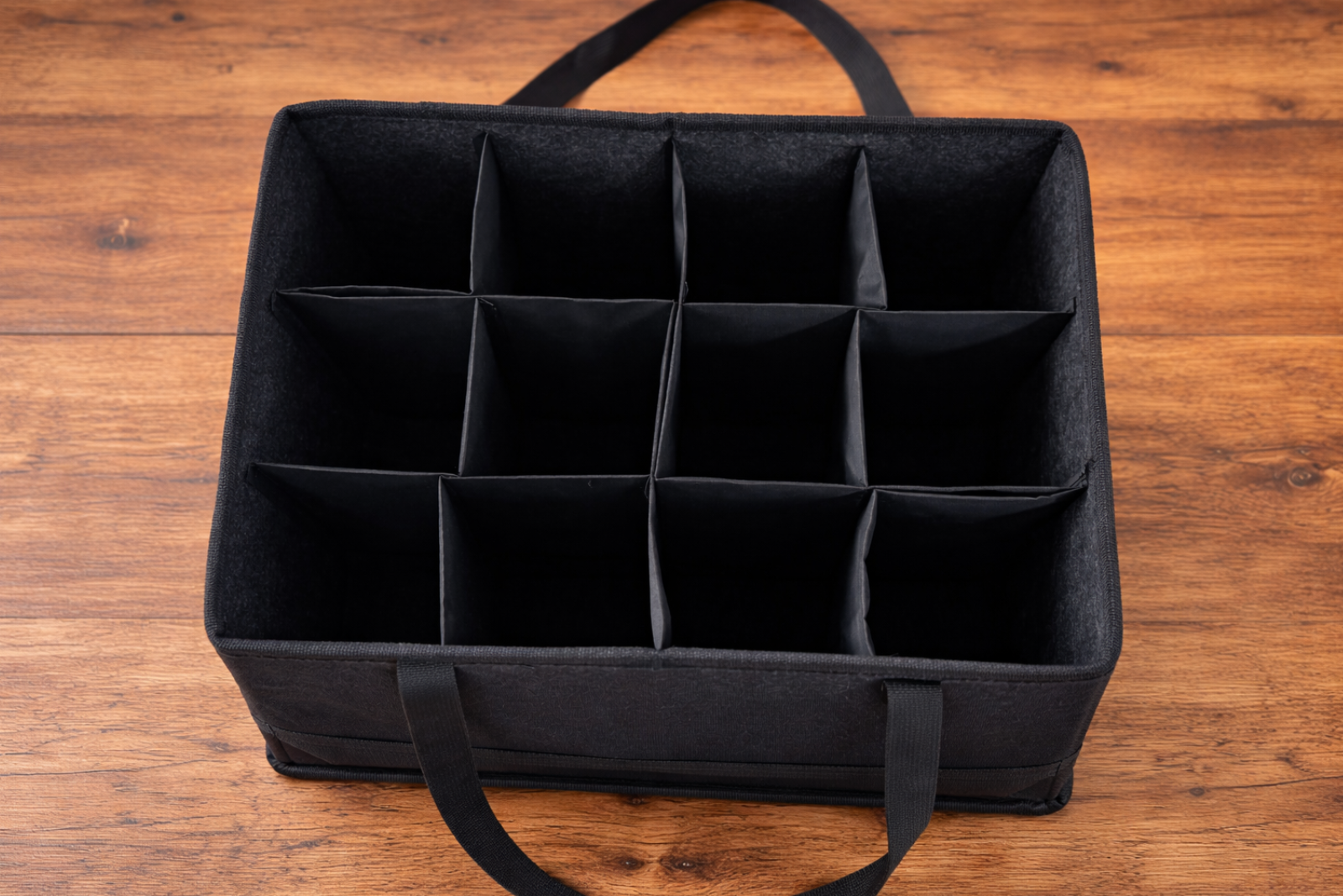 Innenansicht des faltbaren Einkaufskorbs mit zw&ouml;lf gleichgro&szlig;en, stabilen Stoff-F&auml;chern f&uuml;r maximale Ordnung und Transportsicherheit im Auto.