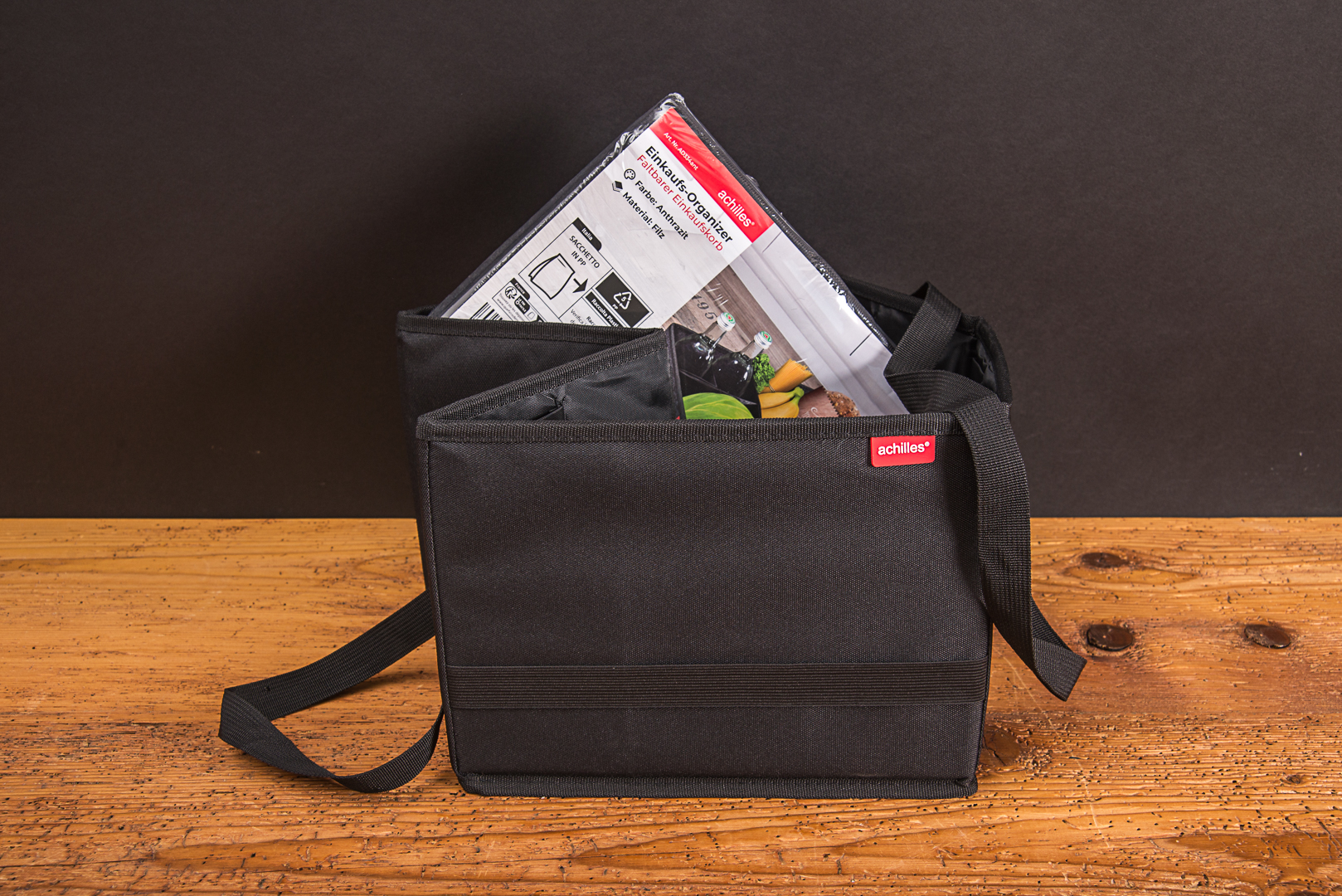 Flexibler Einkaufs-Organizer von werbemax beim Aufklappen, zeigt die einfache Handhabung des faltbaren Einkaufskorbs als praktisches Werbemittel.