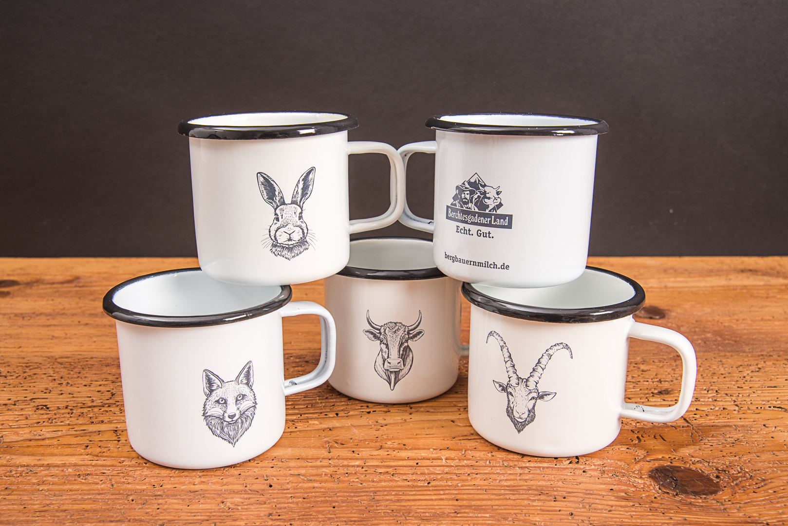 Emaille Becher mit Logogravur und Tiermotiven als hochwertiger Werbeartikel.