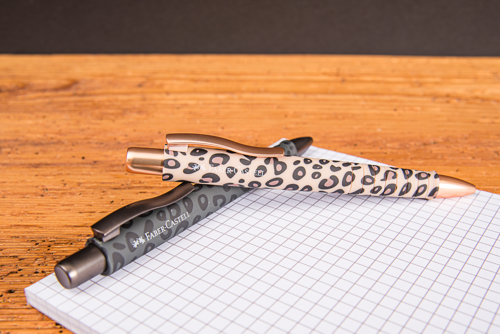 Detailaufnahme eines Faber-Castell Kugelschreibers im Leo-Design mit hochwertiger Verarbeitung und Metallclip.