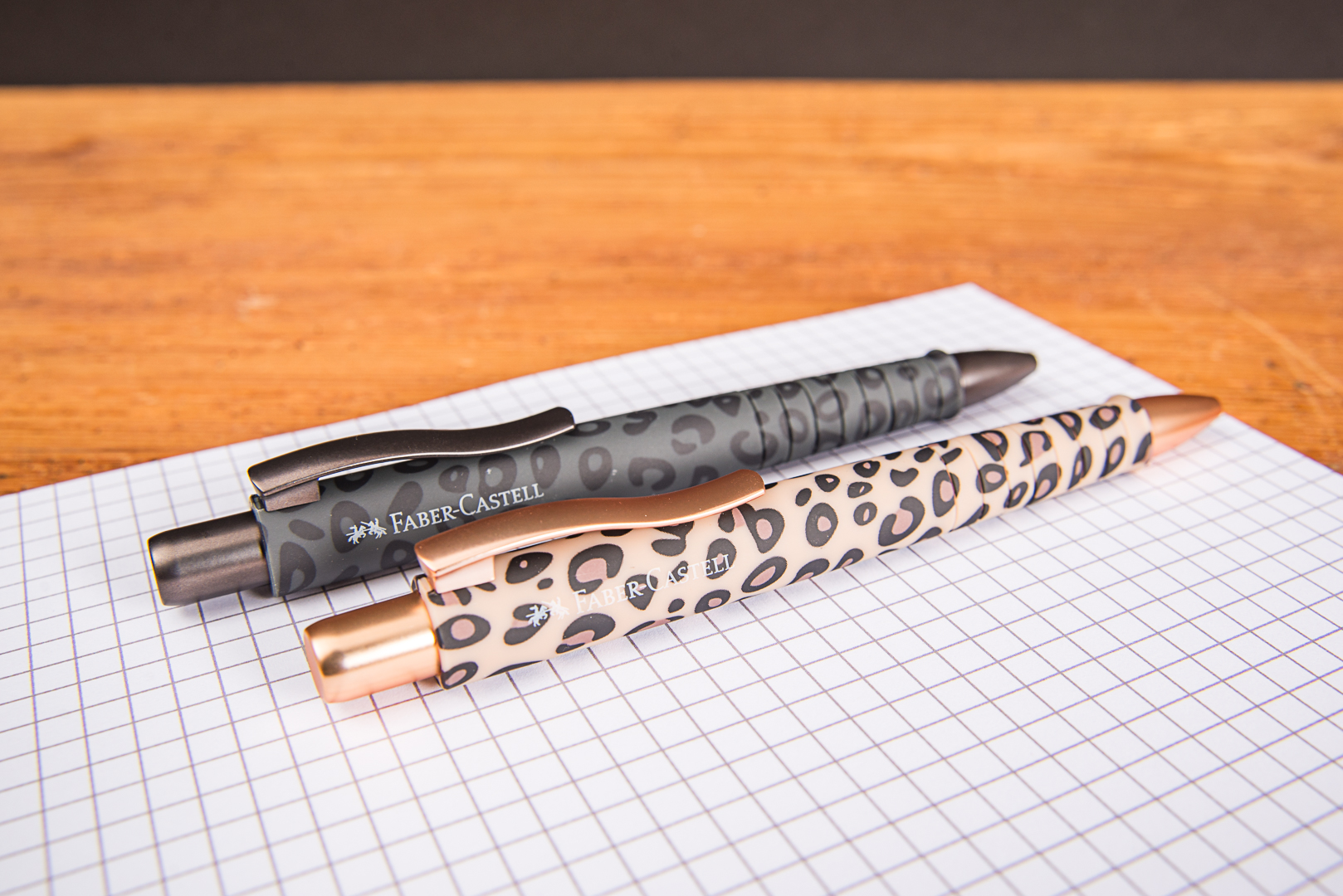 Zwei Faber-Castell Kugelschreiber im modernen Leopardendesign als edle Werbekugelschreiber mit Branding.