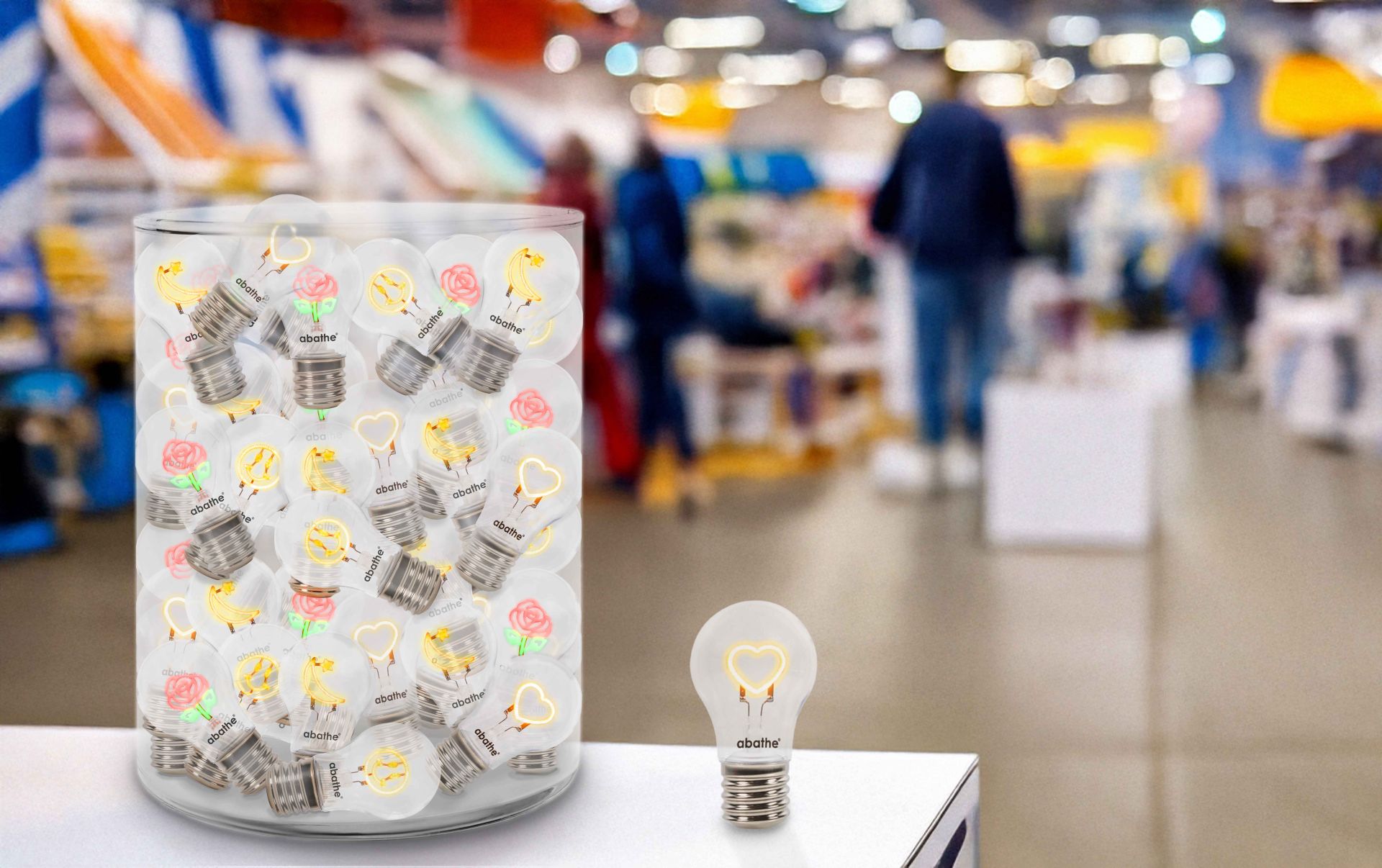 Pr&auml;sentation von dekorativen Tischlampen in Gl&uuml;hbirnenform als originelle Giveaways und moderne Merch Ideen