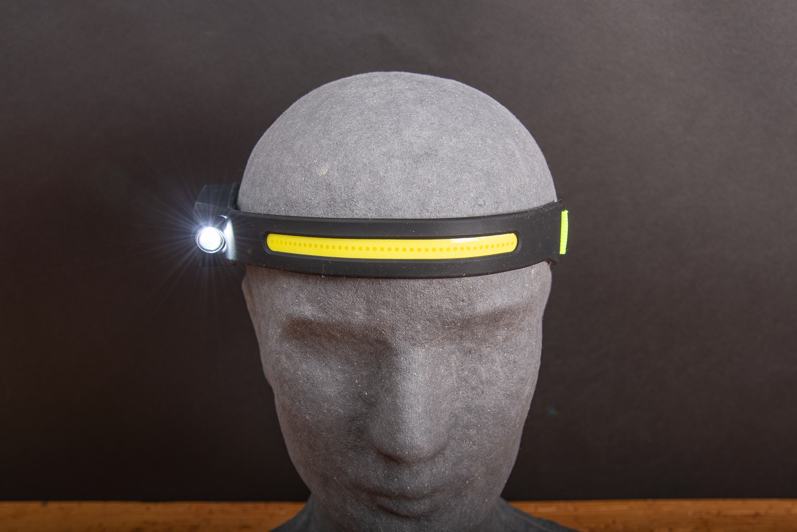 Robuste Kopflampe LED mit Logo und starkem Lichtband f&uuml;r Arbeit und Outdoor