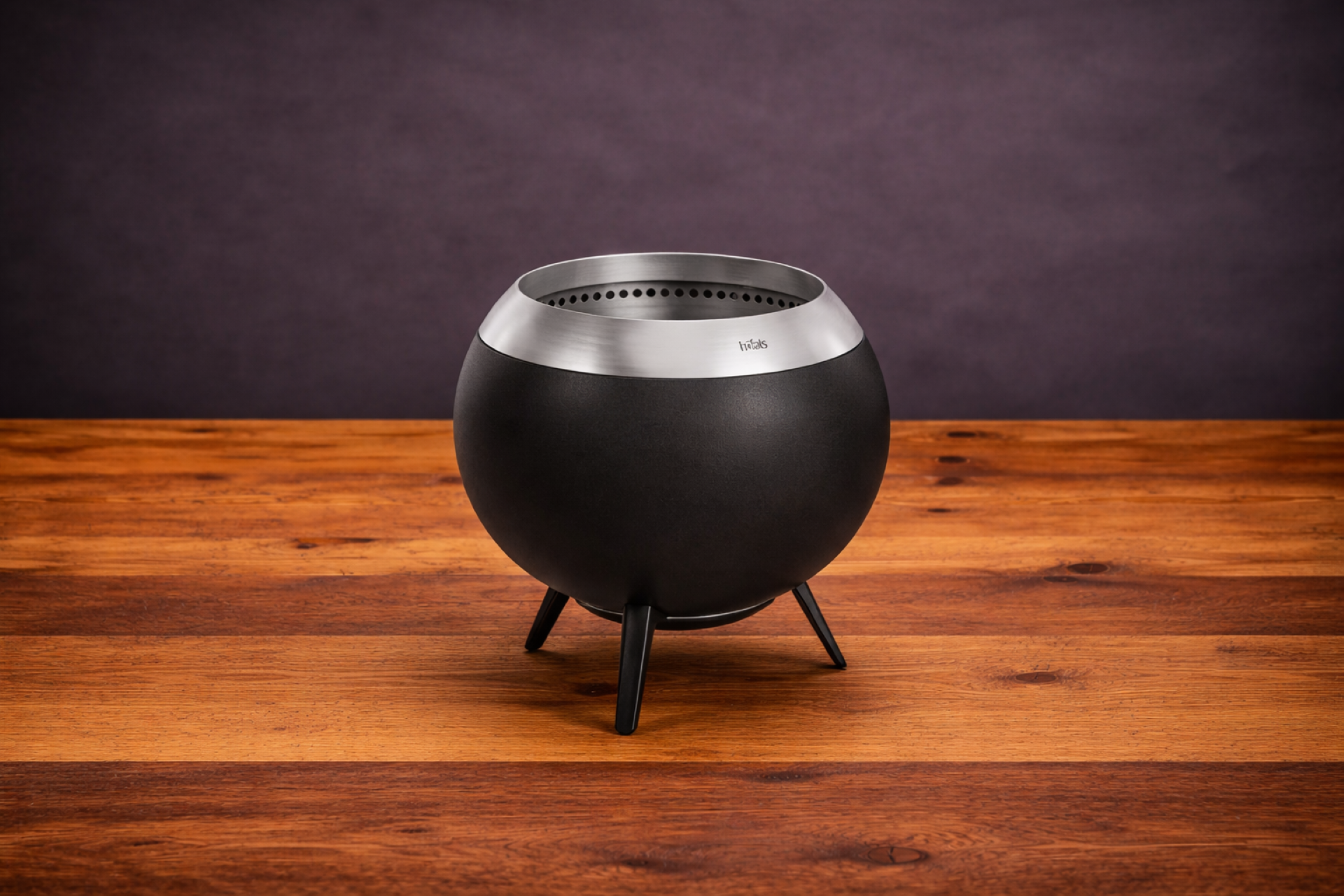 H&ouml;fats MOON 45 Feuerschale auf Holzuntergrund als hochwertiger Werbeartikel