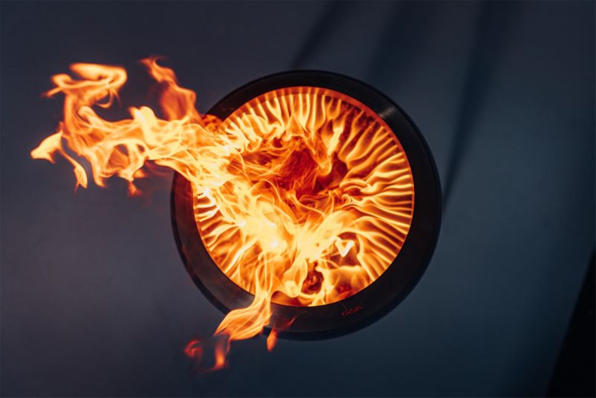 Raucharmes Feuer im H&ouml;fats Feuerkorb dank innovativer Holzvergaser-Technologie