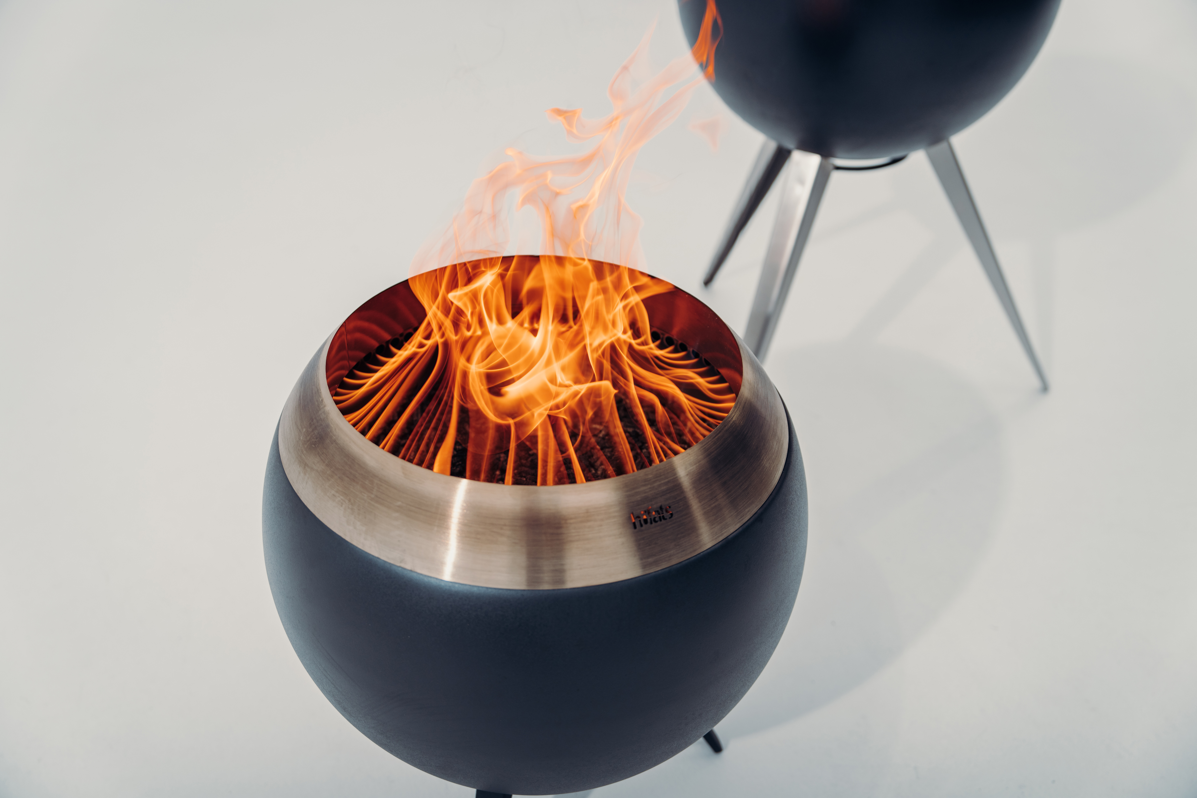 H&ouml;fats MOON Feuerkorb mit Pelletfeuer im Detail &ndash; moderne runde Feuerschale aus Metall mit Flammenwirbel-Effekt, ideal f&uuml;r stilvolle Outdoor-Bereiche und als hochwertiger Werbeartikel mit Logo.