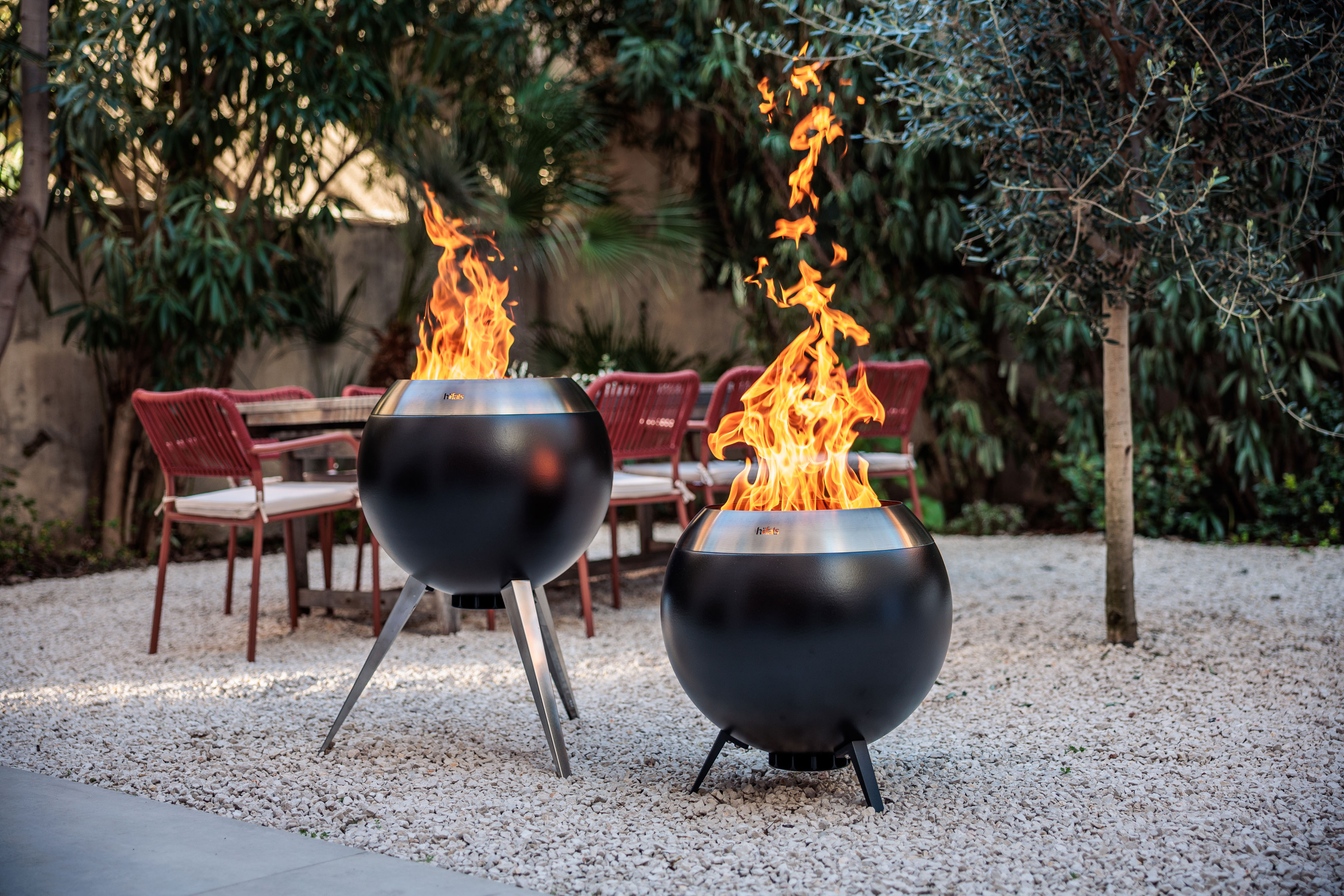 H&ouml;fats MOON Feuerkorb im Garten mit Flammen &ndash; moderner Design-Feuerkorb aus Metall als stilvolle Feuerschale f&uuml;r Terrasse, Outdoor-Lounge und hochwertige Werbeartikel-Inspiration.