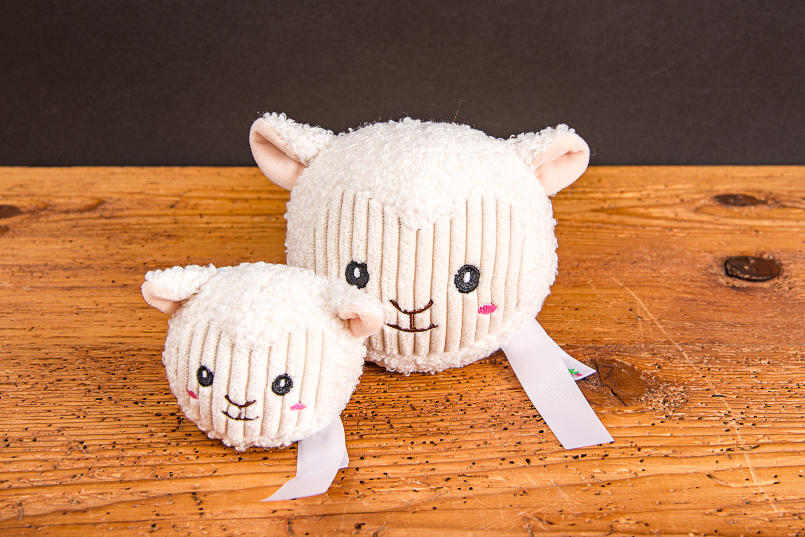 Anti Stress Ball Schaf als weicher Knautschball Pl&uuml;schtier mit Logo f&uuml;r Werbezwecke