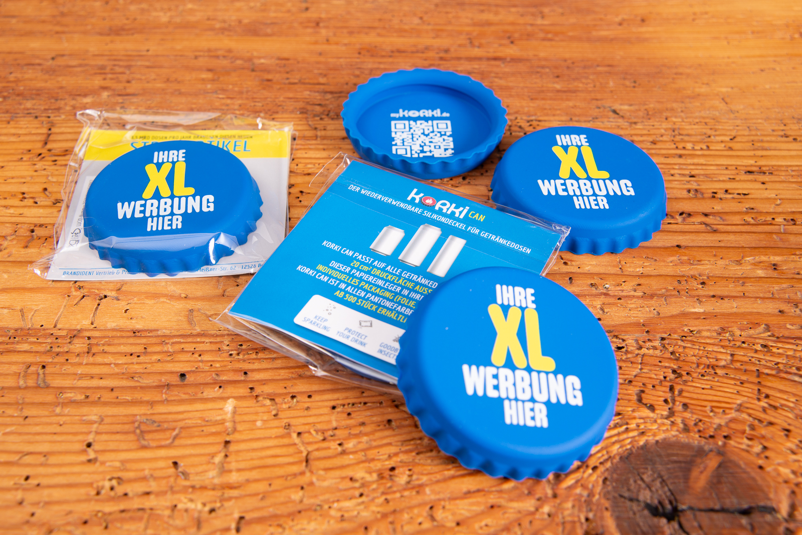 Korki Can Dosenverschluss aus Silikon im Einsatz auf Getr&auml;nkedose &ndash; praktischer Werbeartikel f&uuml;r Events und Festivals mit Logo.