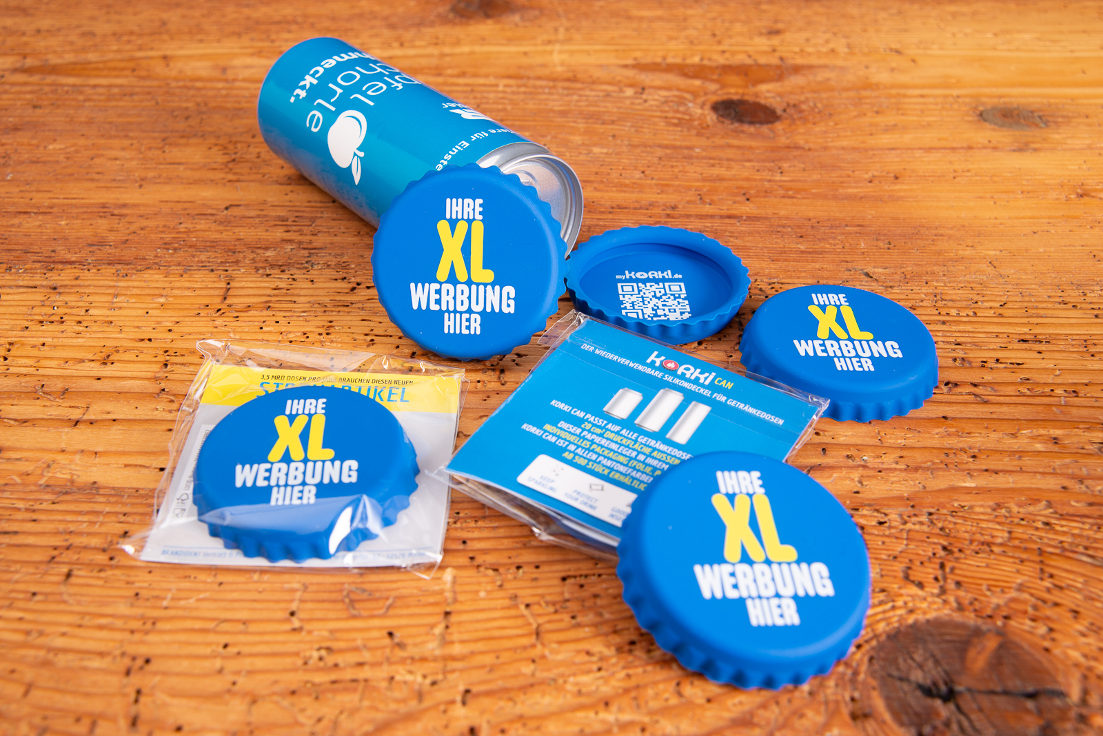 Korki Can Silikon Deckel f&uuml;r Getr&auml;nkedosen mit Logo in Blau &ndash; wiederverwendbarer Dosenverschluss als Werbeartikel mit Verpackung.