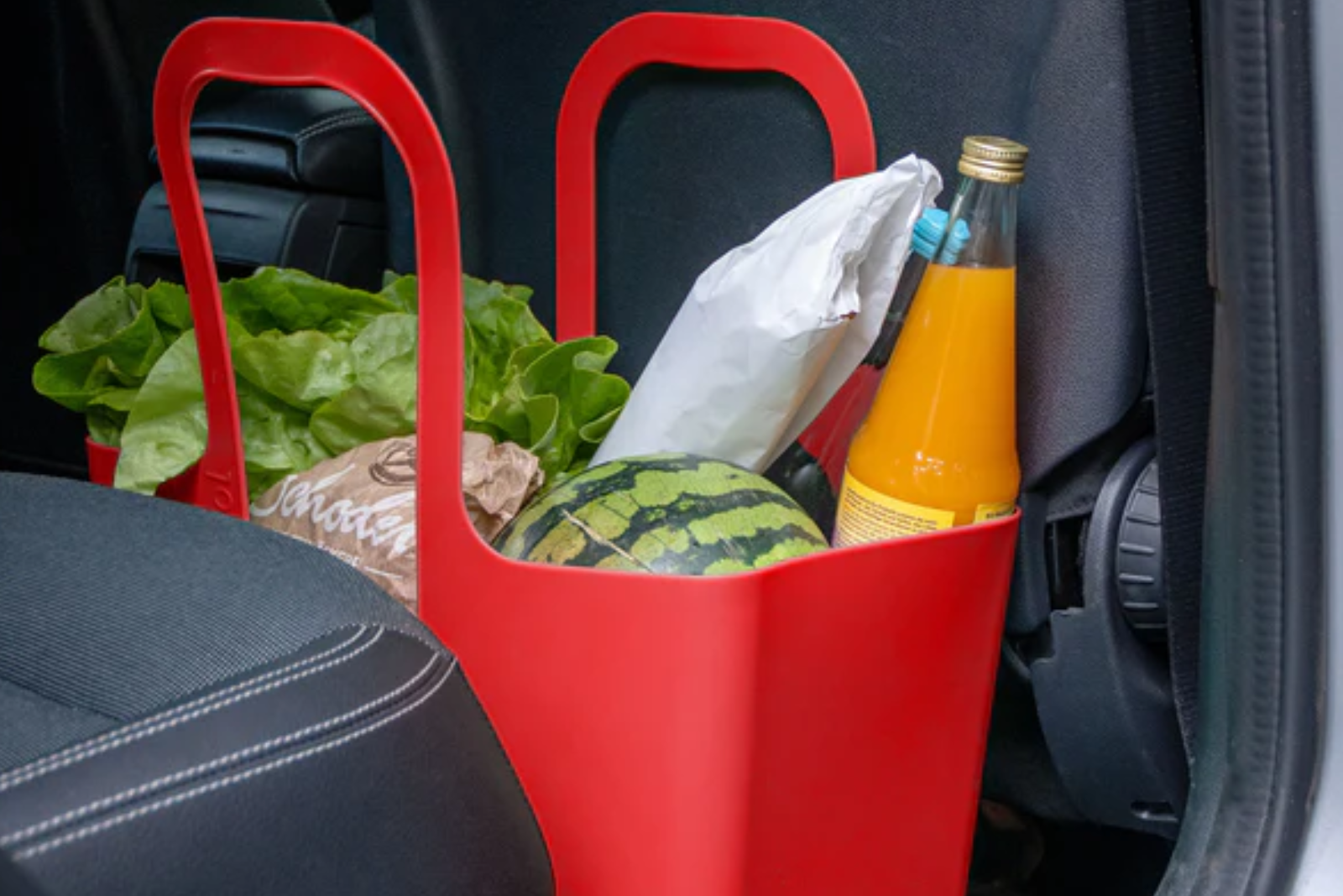 Koziol Tasche XL als praktischer Werbeartikel im Auto-Kofferraum gef&uuml;llt mit Eink&auml;ufen wie Getr&auml;nken und Obst.