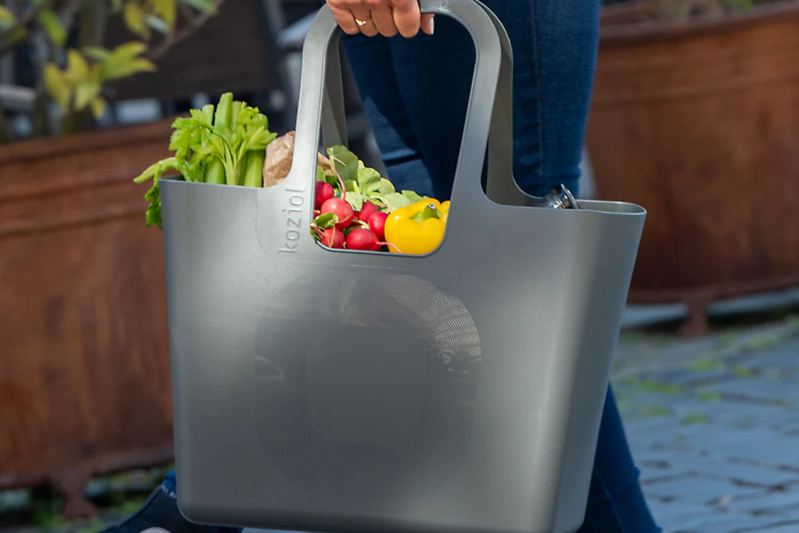 Koziol Tasche XL als moderne Einkaufstasche und Werbemittel getragen mit frischem Gem&uuml;se und Eink&auml;ufen.