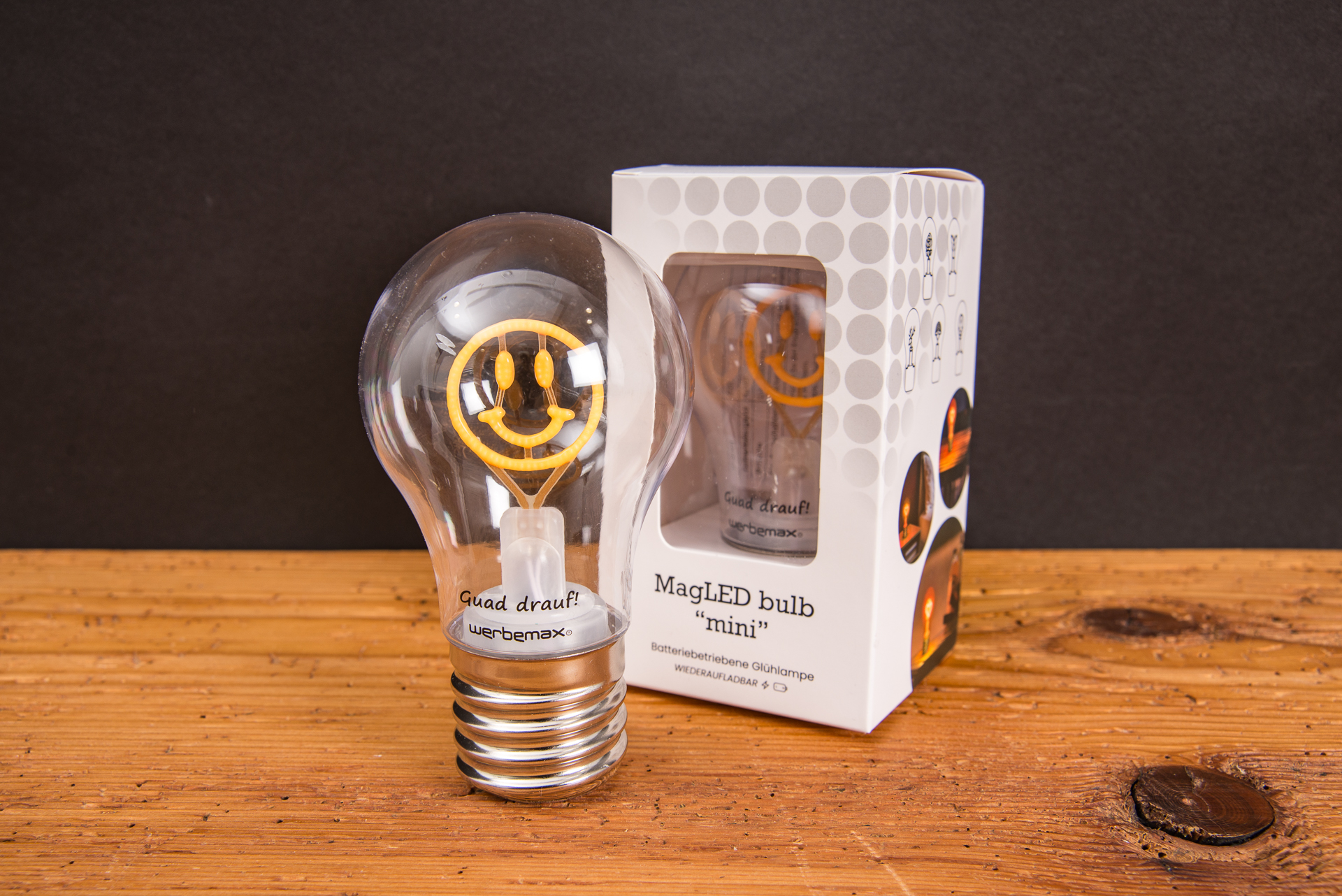 Detailansicht personalisierte LED Gl&uuml;hbirne als Tischlampe Werbeartikel von werbemax.