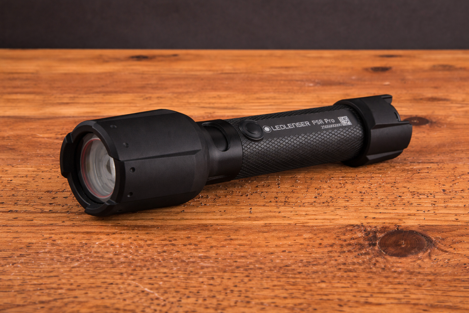 LEDLENSER P5R Pro Taschenlampe als Werbeartikel auf Holztisch &ndash; robuste Premium LED-Taschenlampe f&uuml;r Outdoor und Arbeit.