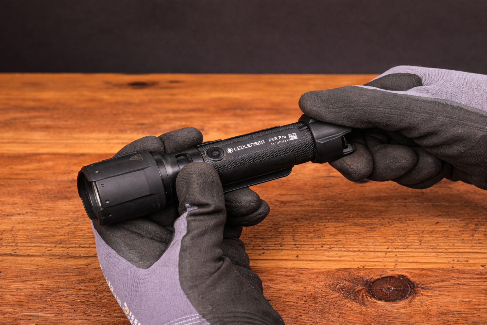 LEDLENSER P5R Pro Taschenlampe als Werbeartikel in der Anwendung &ndash; hochwertige LED-Taschenlampe wird in der Hand gehalten.