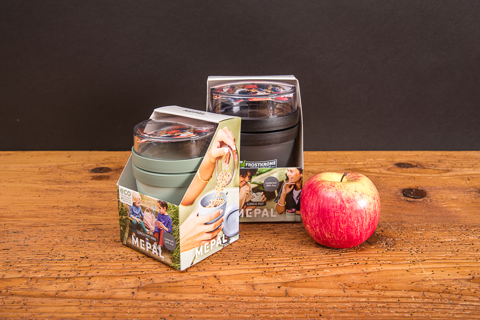 Mepal Lunchpot Ellipse als Werbeartikel mit separaten Beh&auml;ltern f&uuml;r Joghurt und M&uuml;sli neben Apfel.