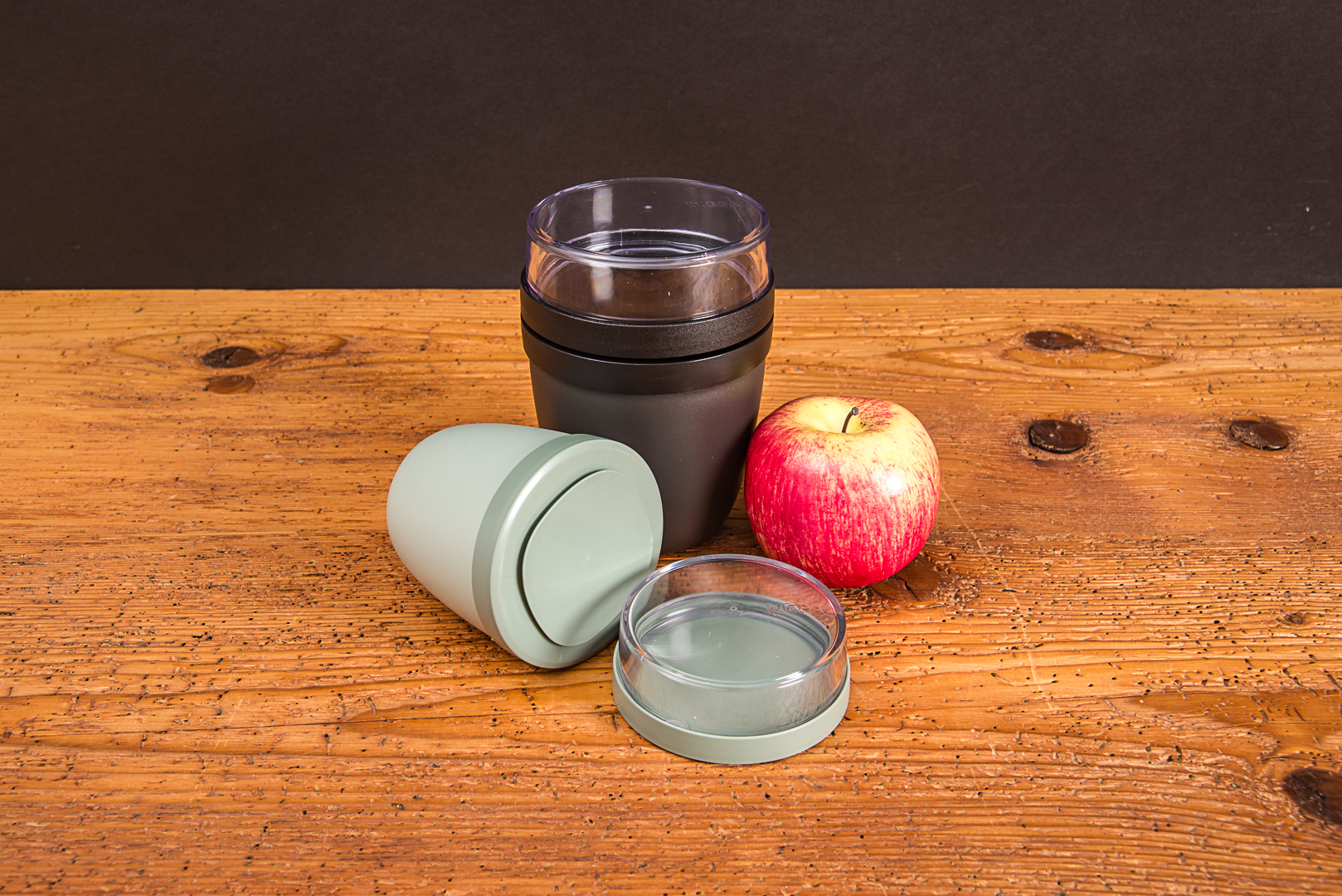 Ge&ouml;ffneter Mepal Lunchpot Ellipse mit zwei F&auml;chern f&uuml;r Fr&uuml;hst&uuml;ck oder Snacks to go.