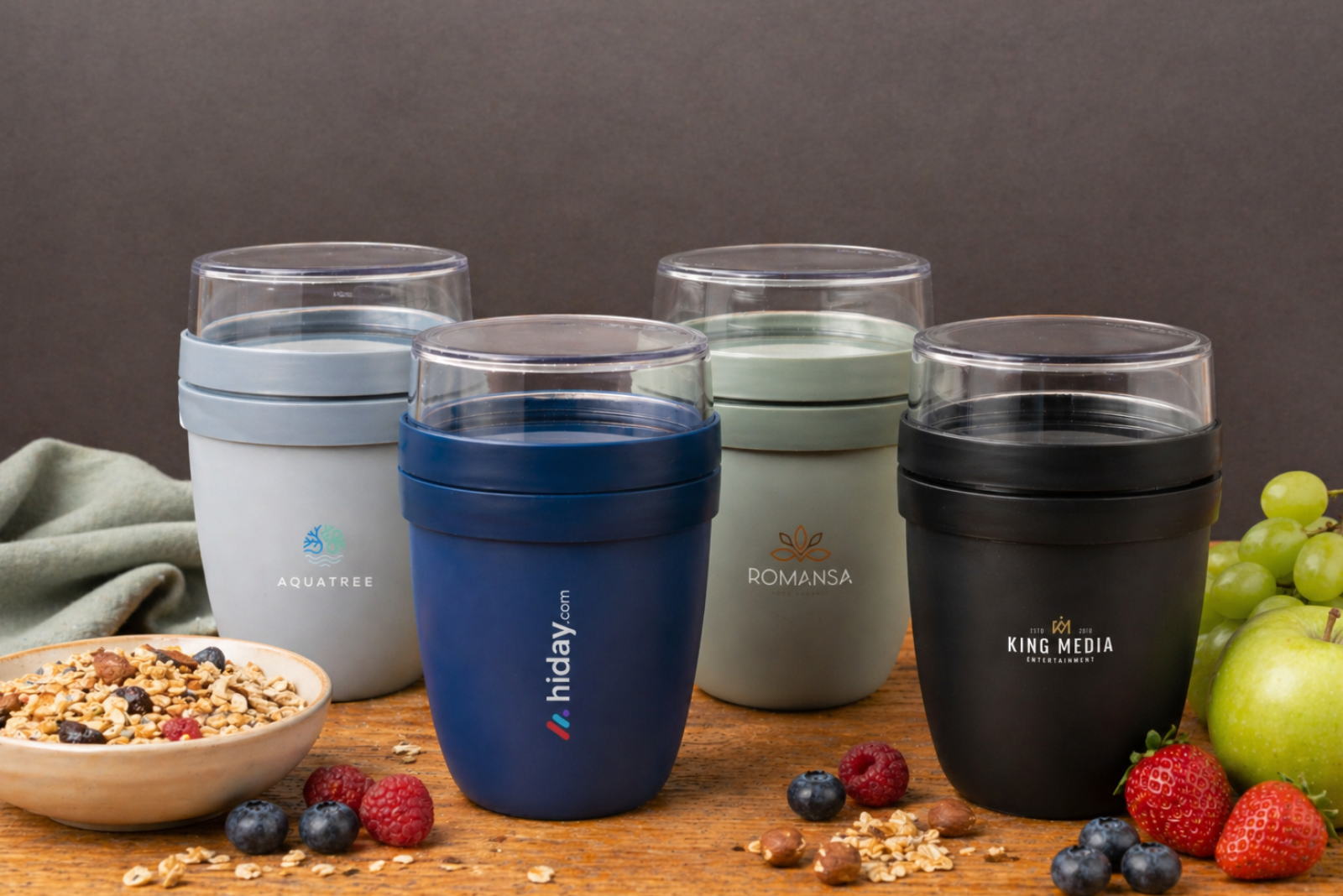 Mepal Lunchpot Ellipse mit Logo als Werbeartikel, dekoriert mit M&uuml;sli und frischem Obst wie Beeren, Trauben und Apfel.