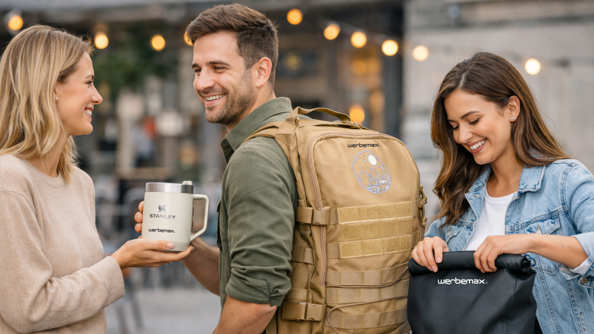 Moderne Merchandise-Produkte im Einsatz: Drei junge Erwachsene nutzen gebrandete Werbeartikel wie Stanley Thermobecher, MOLLE Notebook-Rucksack und Drybag mit Logo im urbanen Alltag &ndash; ideal f&uuml;r individuelles Firmen-Merchandise und starke Markenpr&auml;senz.