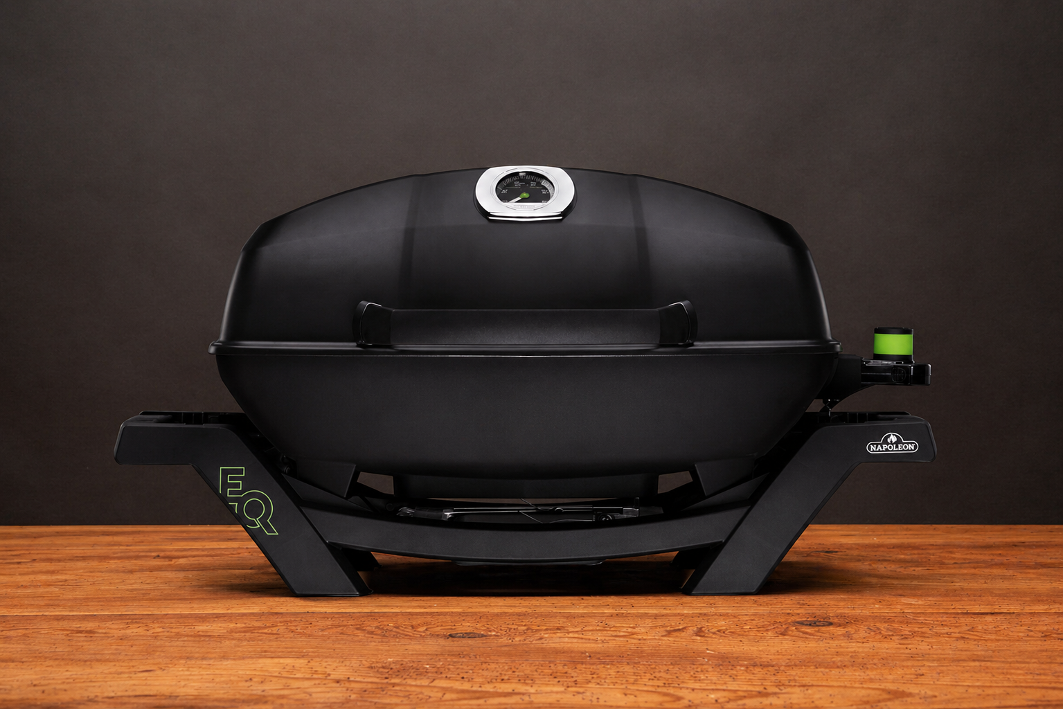 Napoleon TravelQ PRO285E Elektrogrill als hochwertiges Werbegeschenk auf Holztisch.