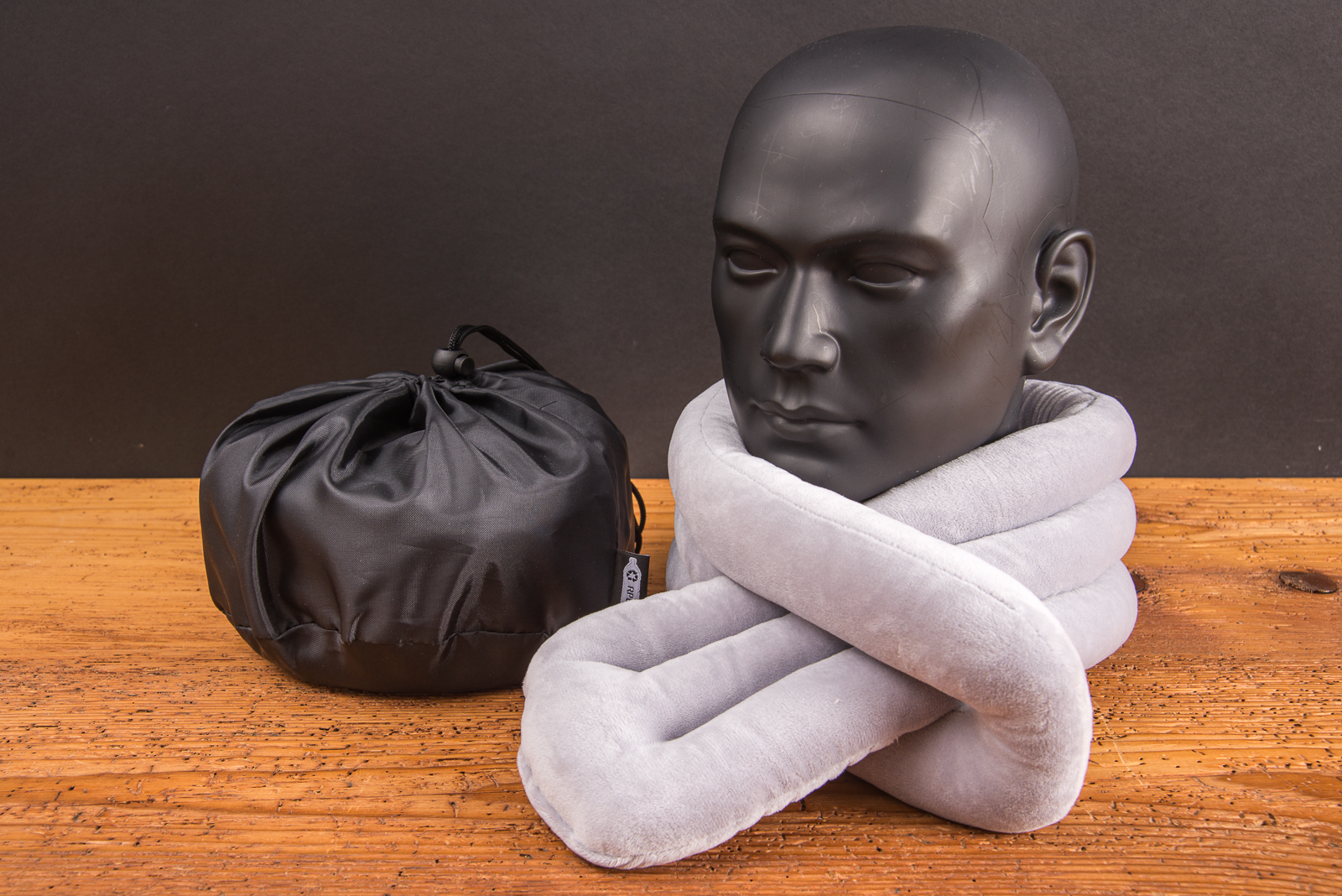 Flexibles Reisekissen bedruckt &ndash; Nackenh&ouml;rnchen mit Schlaufe f&uuml;r optimalen Halt auf Reisen