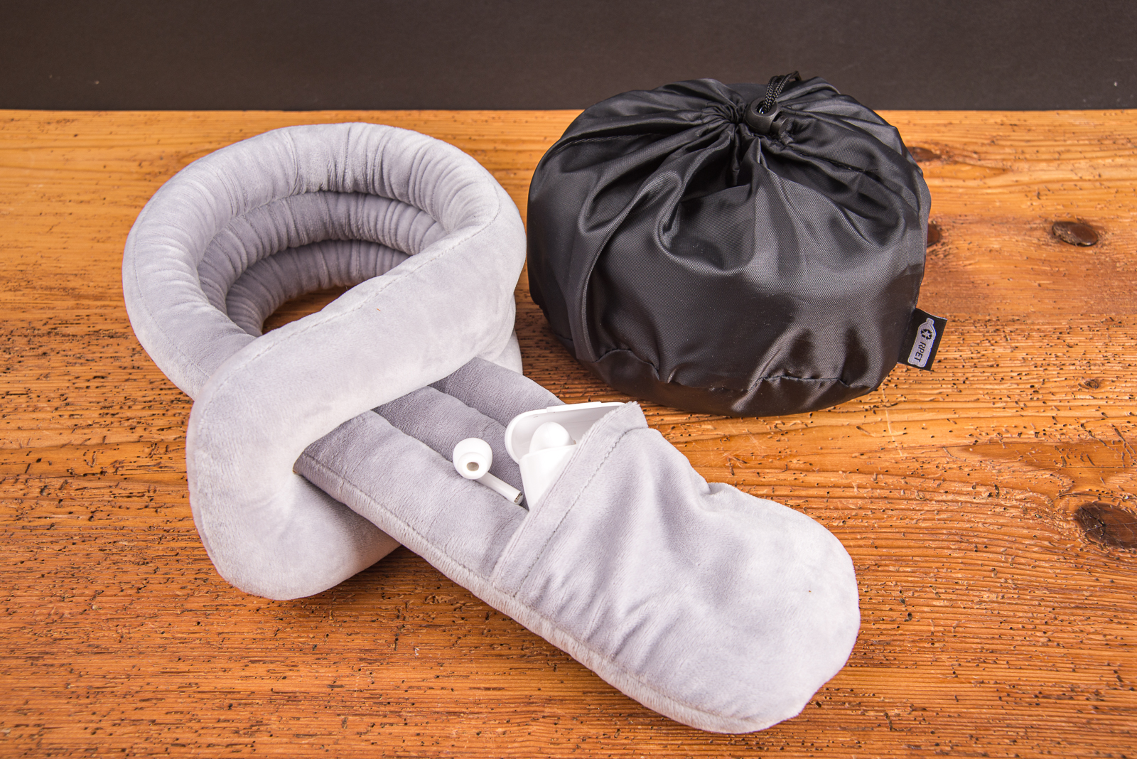 Reisekissen flexibel mit Tasche &ndash; Nackenkissen mit Stauraum f&uuml;r Smartphone und Kopfh&ouml;rer