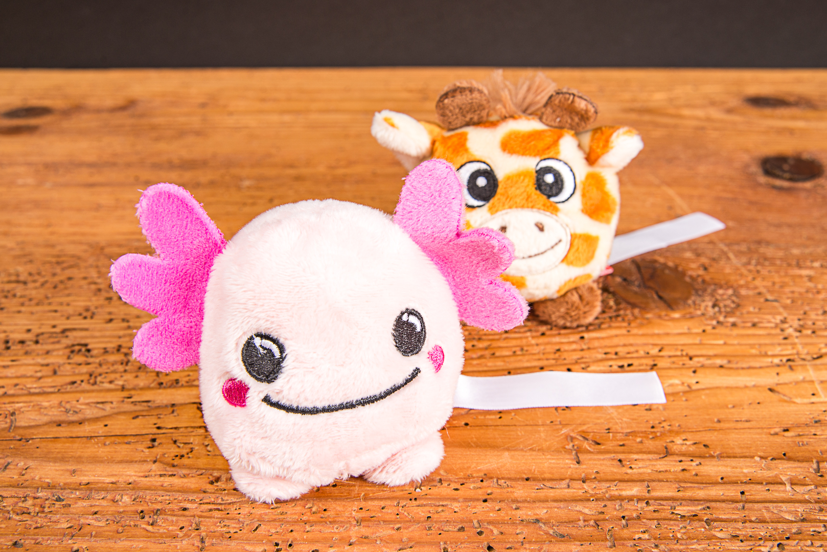 Detailaufnahme von Schmoozies Displayreiniger in Axolotl- und Giraffenform mit weicher Oberfl&auml;che.