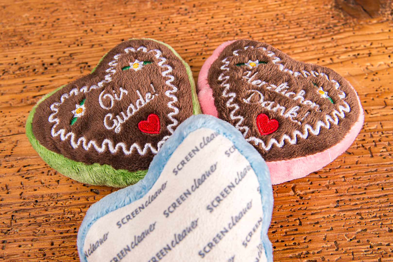 Schmoozies Displayreiniger in Lebkuchenherz-Form mit Mikrofaser-Unterseite zur Bildschirmreinigung.