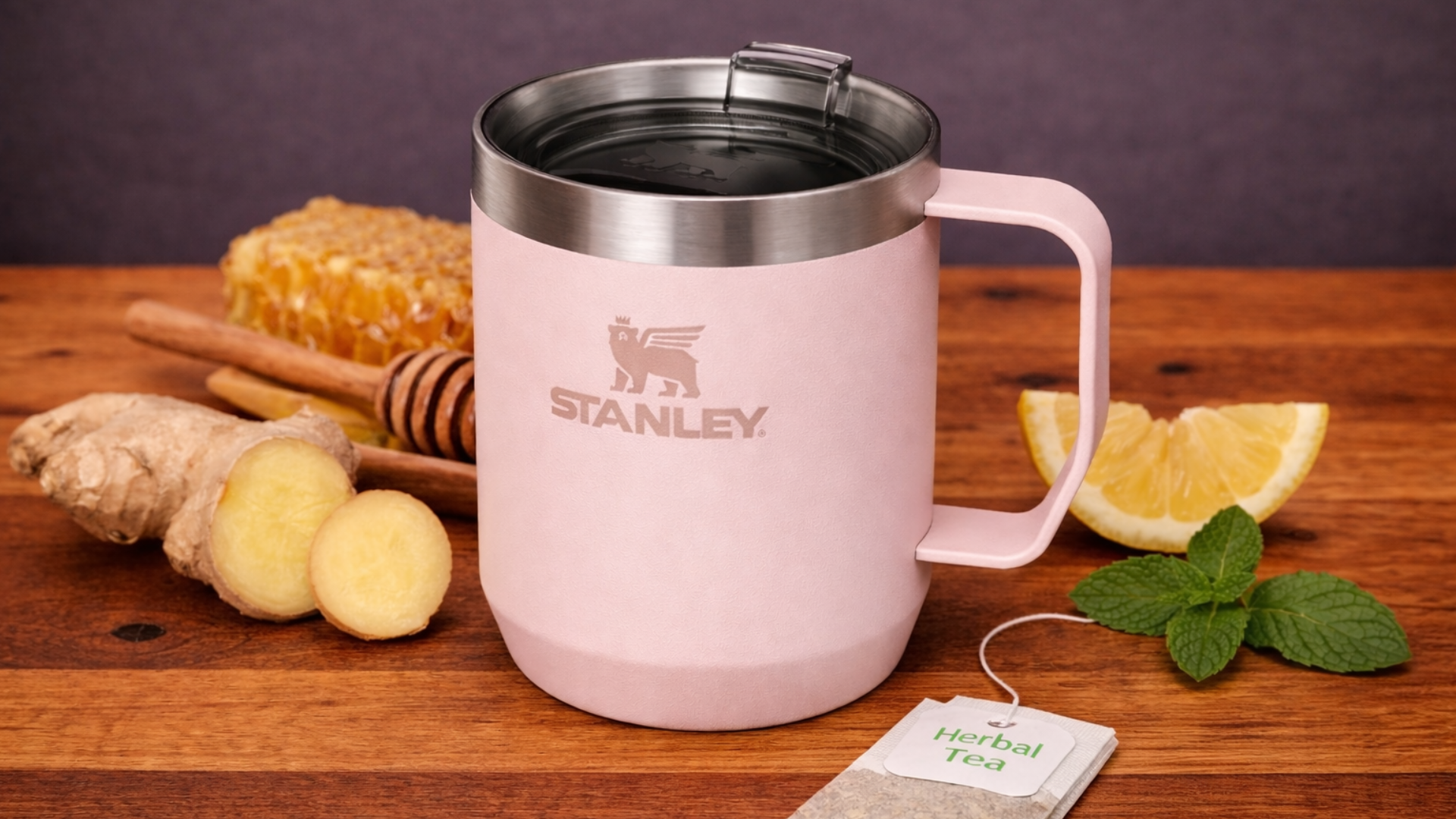 Stanley Thermobecher rosa mit Lasergravur Logo als stilvoller Stanley Cup Werbeartikel