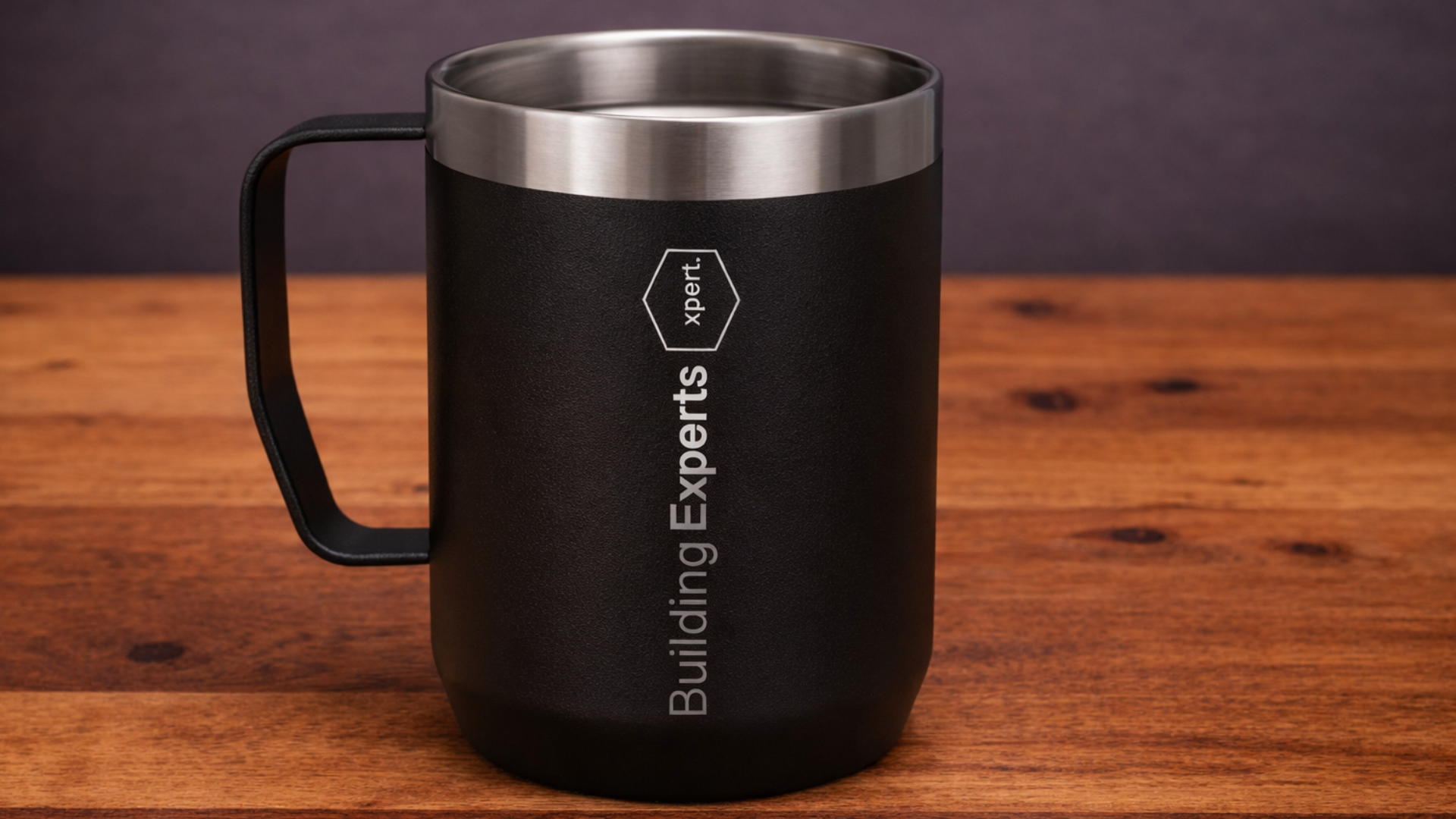 Schwarzer Stanley Thermobecher mit Gravur als exklusives Mitarbeitergeschenk und Merch Artikel