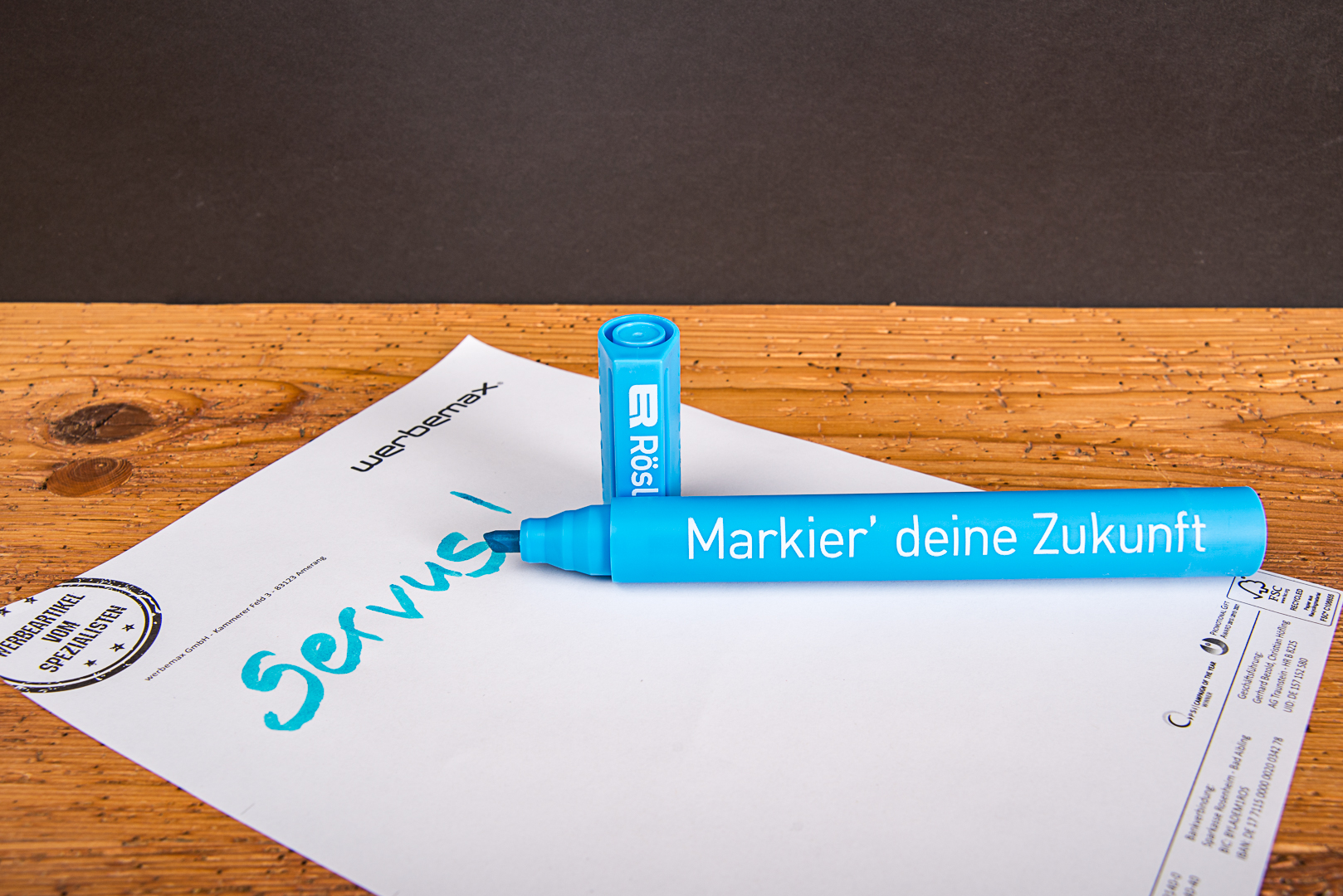 Bedruckter Textmarker mit Logo schreibt &bdquo;Service&ldquo; auf Papier &ndash; praktischer Werbeartikel und Giveaway f&uuml;r Schule, B&uuml;ro und Jugendliche.