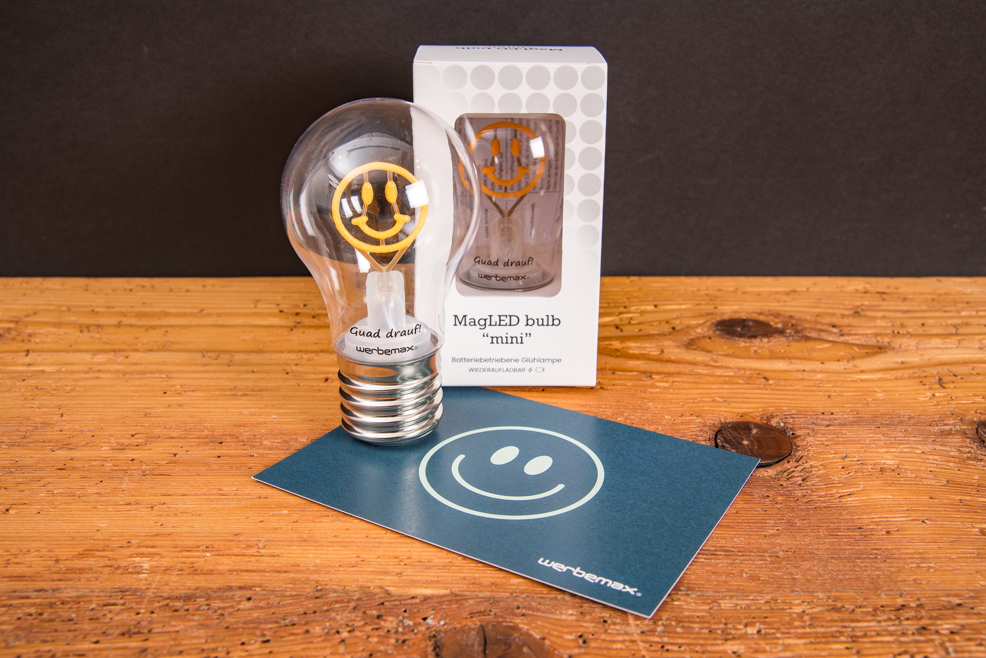 Personalisierte Tischlampe in Gl&uuml;hbirnenform als kreativer Werbeartikel mit Verpackung von werbemax.