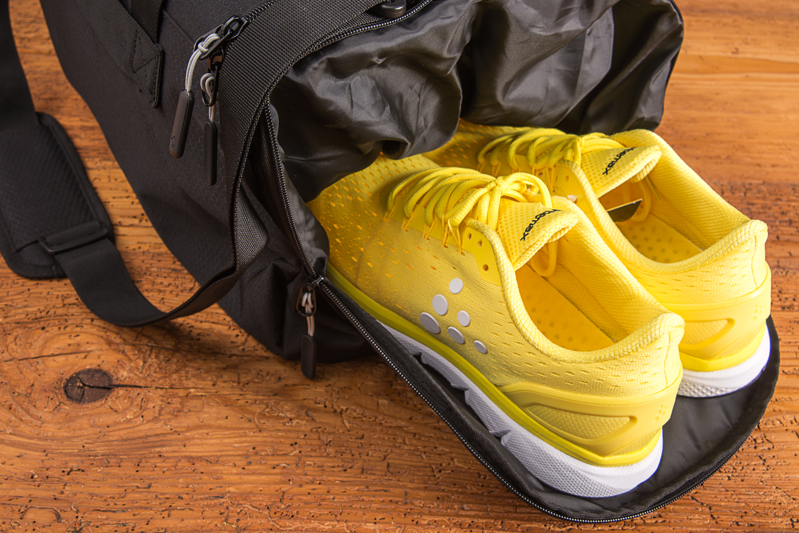 Detailaufnahme Sporttasche aus der KICK OFF Serie mit Schuhfach und Laufschuhen als funktionales Werbegeschenk.