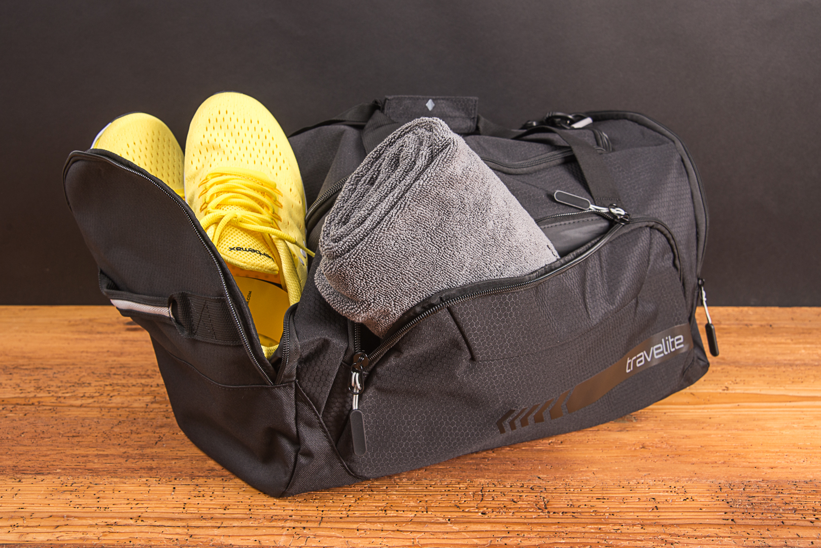 Travelite Sporttasche KICK OFF mit separatem Schuhfach und Handtuch als praktischer Werbeartikel.