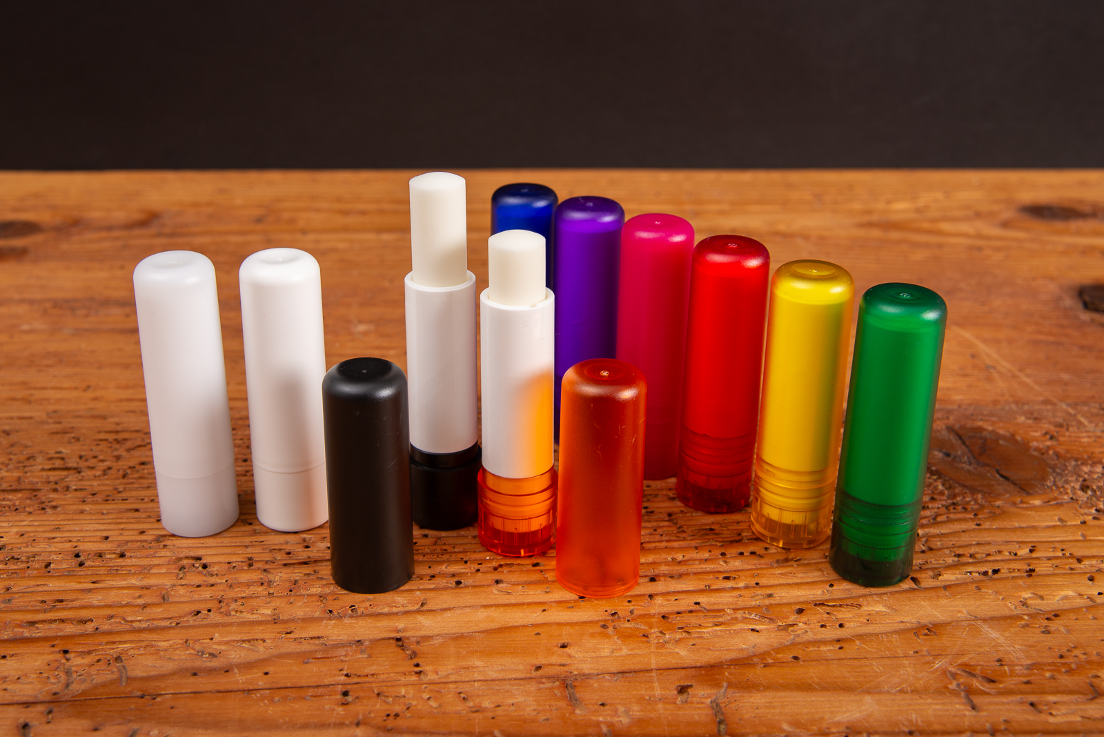 Gro&szlig;es Sortiment bunter VitaLip Eco Lippenpflegestifte &ndash; ge&ouml;ffnet und geschlossen in verschiedenen Farben