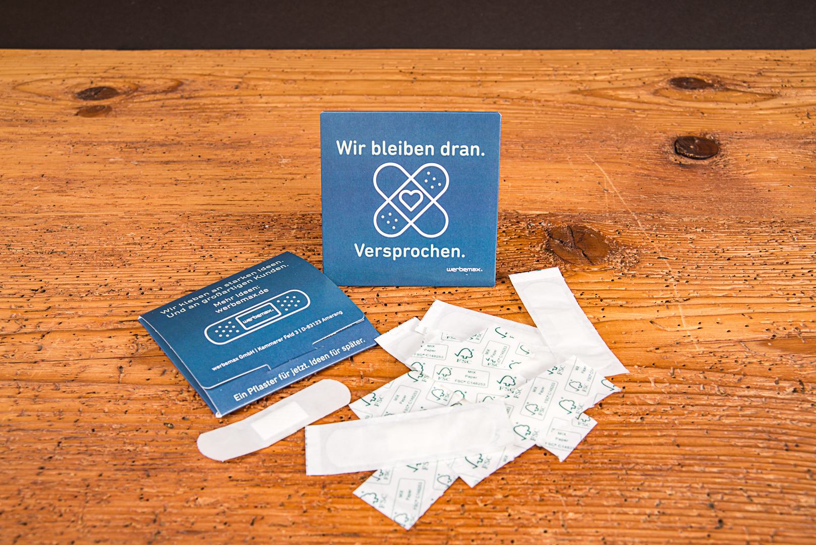Nachhaltiges Werbe-Pflasterset mit Logo-Druck zeigt lose ECO-Strips zur Veranschaulichung der F&uuml;llmenge.