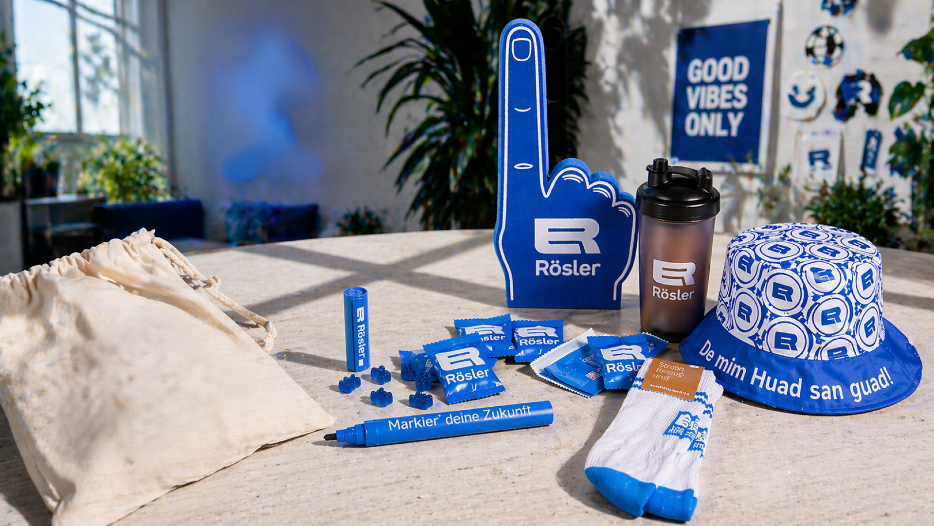 Moderne Werbeartikel im Gen Z Style von werbemax als Trendsetter: gebrandete Merchandise-Produkte wie Bucket Hat, Shaker, Socken und Giveaways in stylischem Setting f&uuml;r junge Zielgruppen und nachhaltiges Branding.