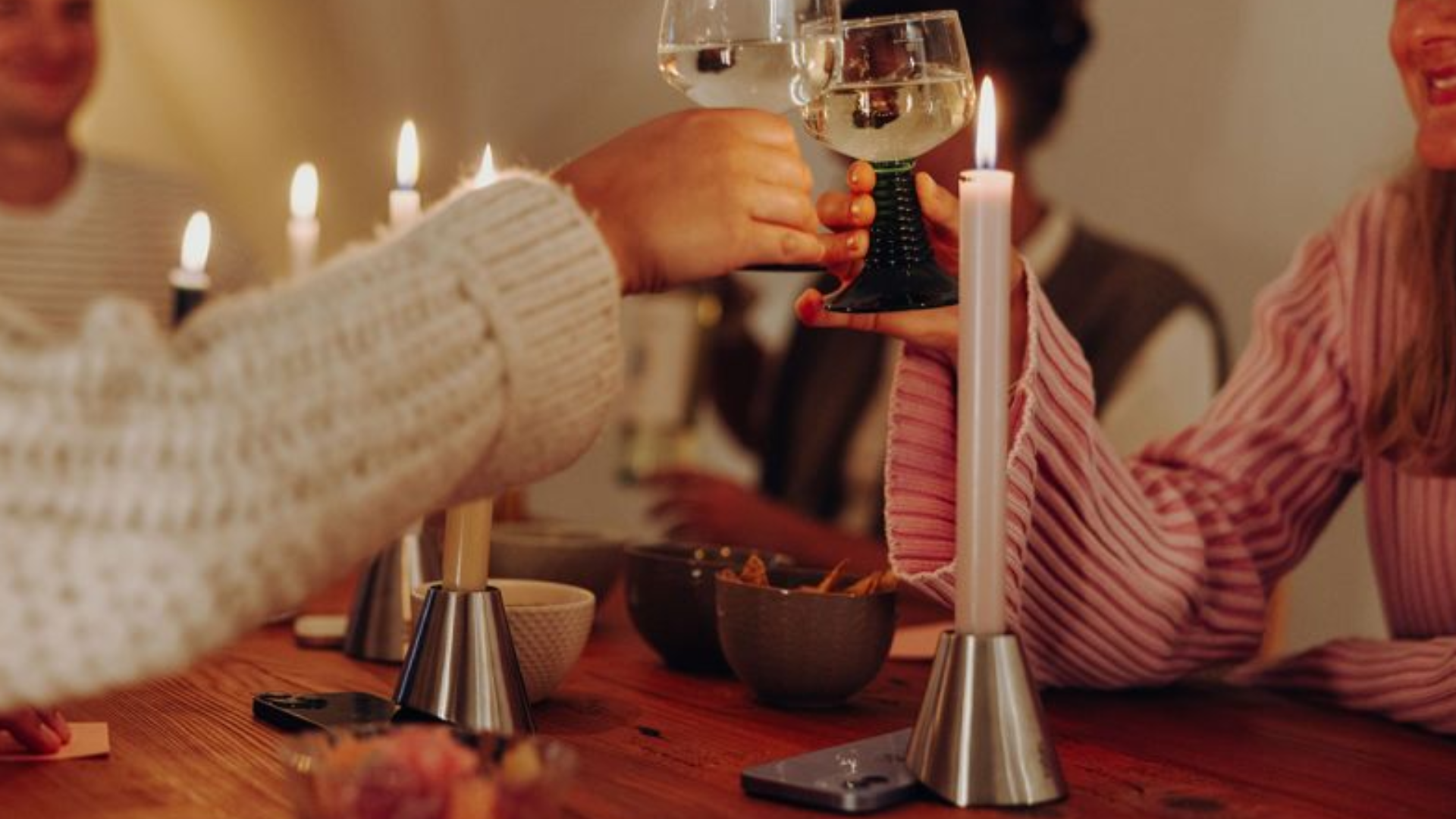 h&ouml;fats DIGI DETOX Kerzenst&auml;nder auf einem festlich gedeckten Tisch als hochwertiges Mitarbeitergeschenk f&uuml;r digitale Entschleunigung.
