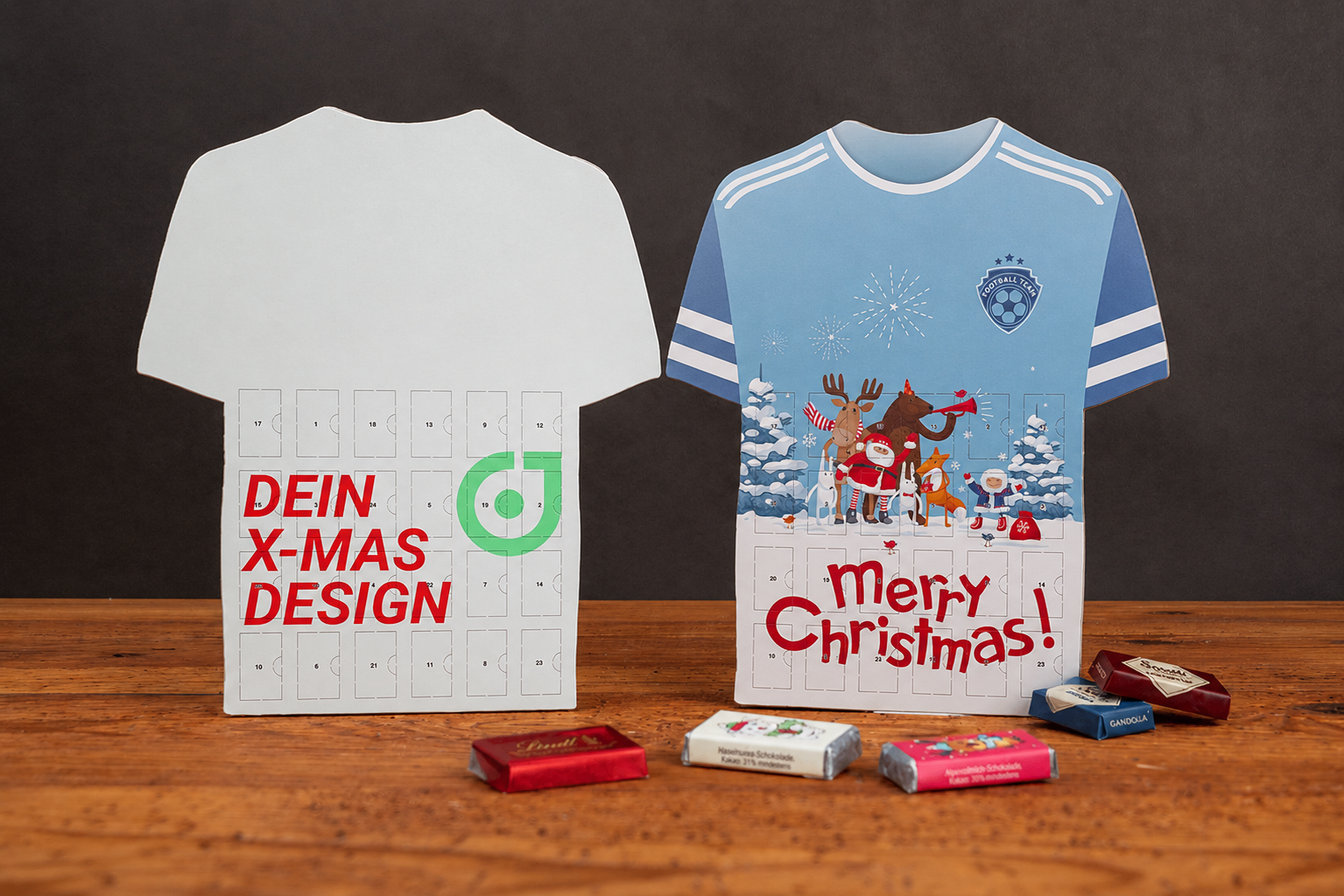 Zwei Trikot-Adventskalender mit Schokolade von werbemax auf Holztisch vor dunklem Hintergrund &ndash; individuelles Weihnachtsdesign mit bedruckten T&uuml;rchen und Markenoptik.