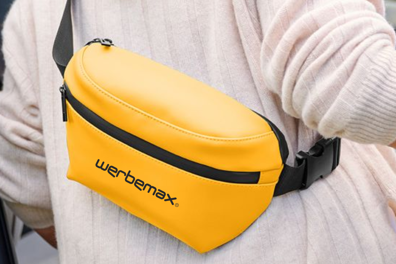 Gelbe Bauchtasche mit werbemax Logo getragen als Crossbody-Bag, moderner Werbeartikel im Alltag.