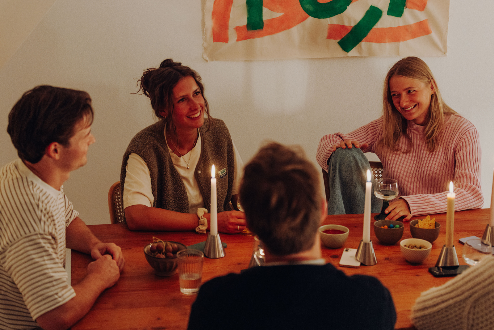 Eine Gruppe junger Menschen genie&szlig;t eine analoge Auszeit mit dem h&ouml;fats DIGI DETOX Kerzenst&auml;nder &ndash; ideal als modernes Onboarding-Geschenk f&uuml;r neue Mitarbeiter.