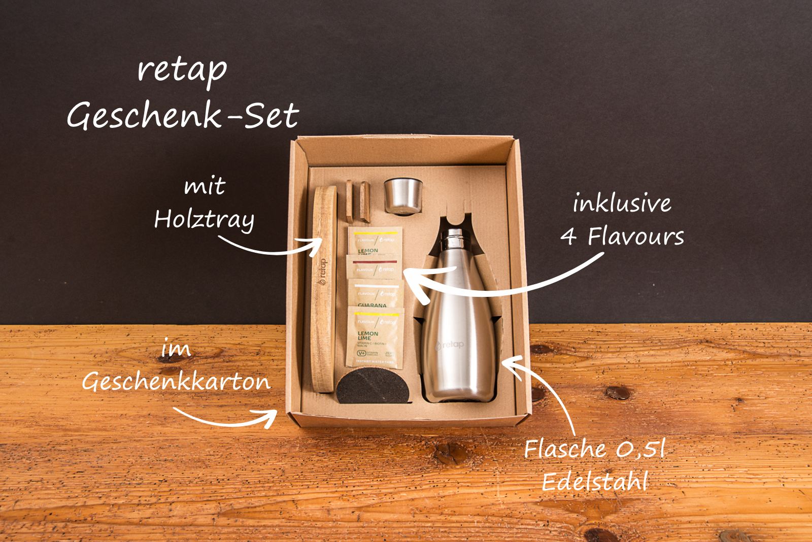 Onboarding-Geschenk Set von retap mit Edelstahlflasche, Holztablett aus Eichenholz und vier Flavours in einer nachhaltigen Geschenkverpackung von werbemax.