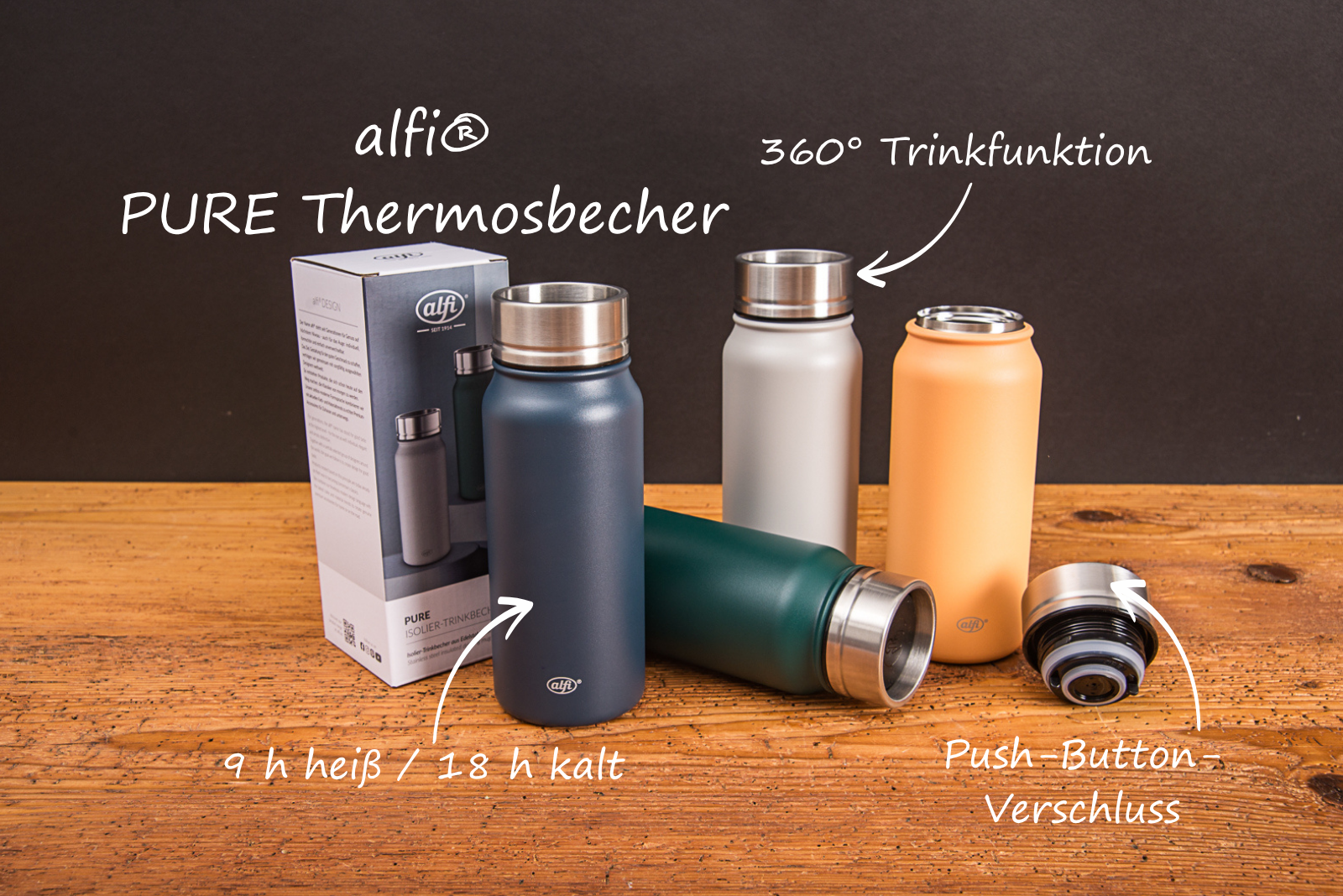 Der alfi Pure Drinking Mug mit 0,5 Liter Volumen in verschiedenen modernen Farben auf Holzuntergrund pr&auml;sentiert als hochwertiger Isolierbecher und nachhaltiger Werbeartikel von werbemax.