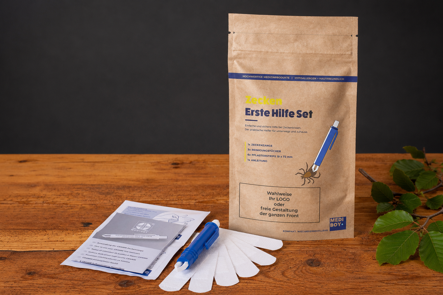 Erste Hilfe beim Zeckenbiss mit der praktischen Anti-Zecken-Bag mit Logodruck. Zeckenzange, Pflaster und Reinigungst&uuml;cher in einer wiederverschlie&szlig;baren T&uuml;te mit Logo.