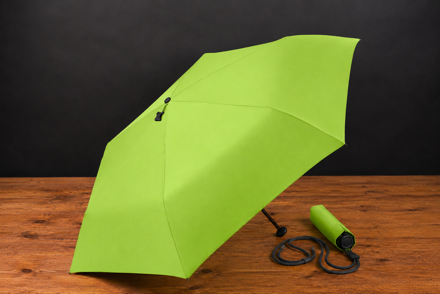 Leichter Taschenschirm mit UV-Schutz f&uuml;r hei&szlig;e Sommertage oder spontane Schauer. Als Werbegeschenk aus nachhaltigen Materialien perfekt f&uuml;r Kunden und Mitarbeiter.