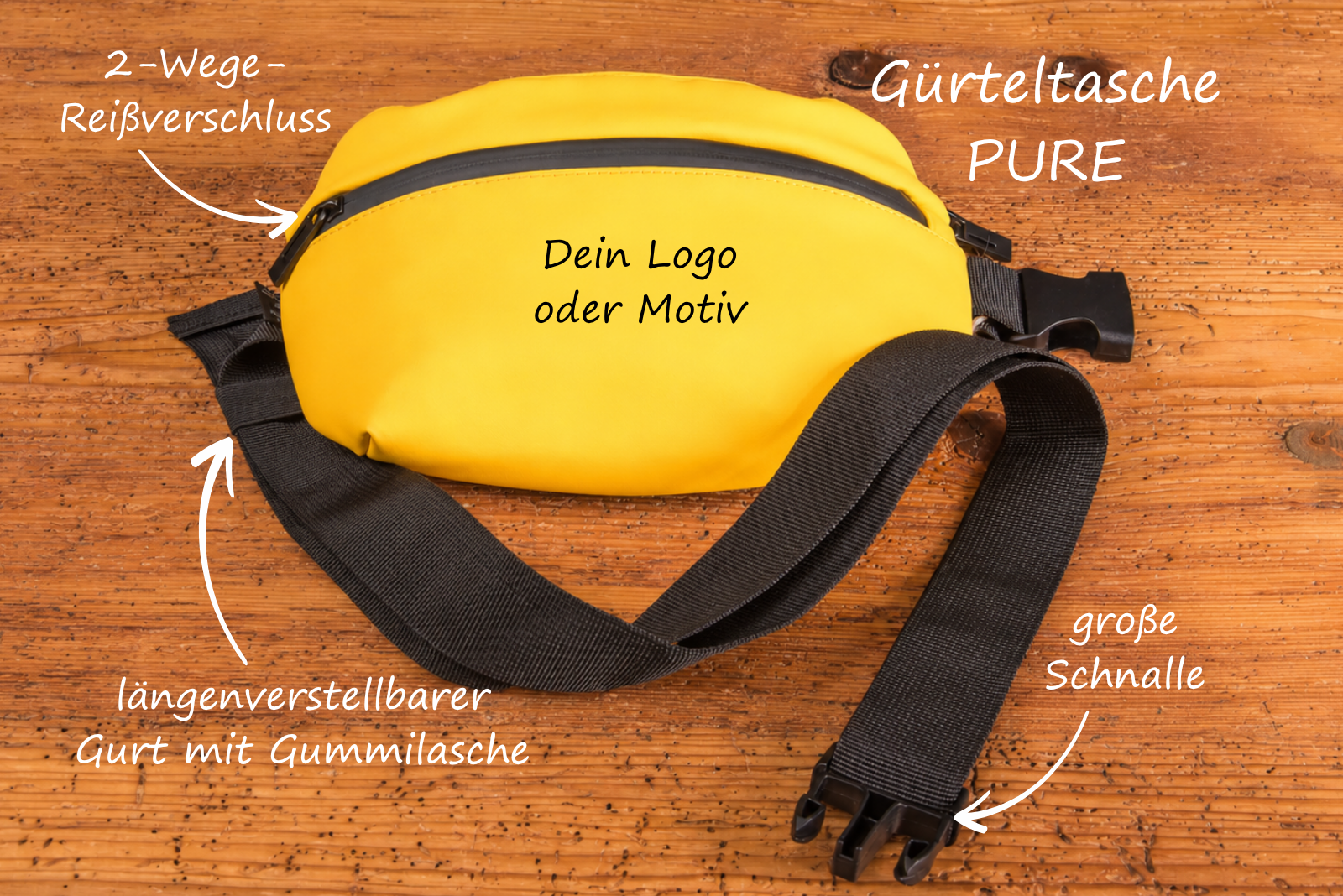 Gelbe G&uuml;rteltasche PURE mit beschrifteten Features wie Rei&szlig;verschluss, verstellbarem Gurt und gro&szlig;er Schnalle auf Holzuntergrund.