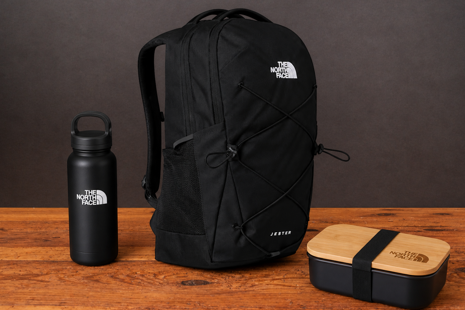 Moderner The North Face Rucksack Jester in Schwarz als langlebiger Werbeartikel auf Holztisch pr&auml;sentiert.