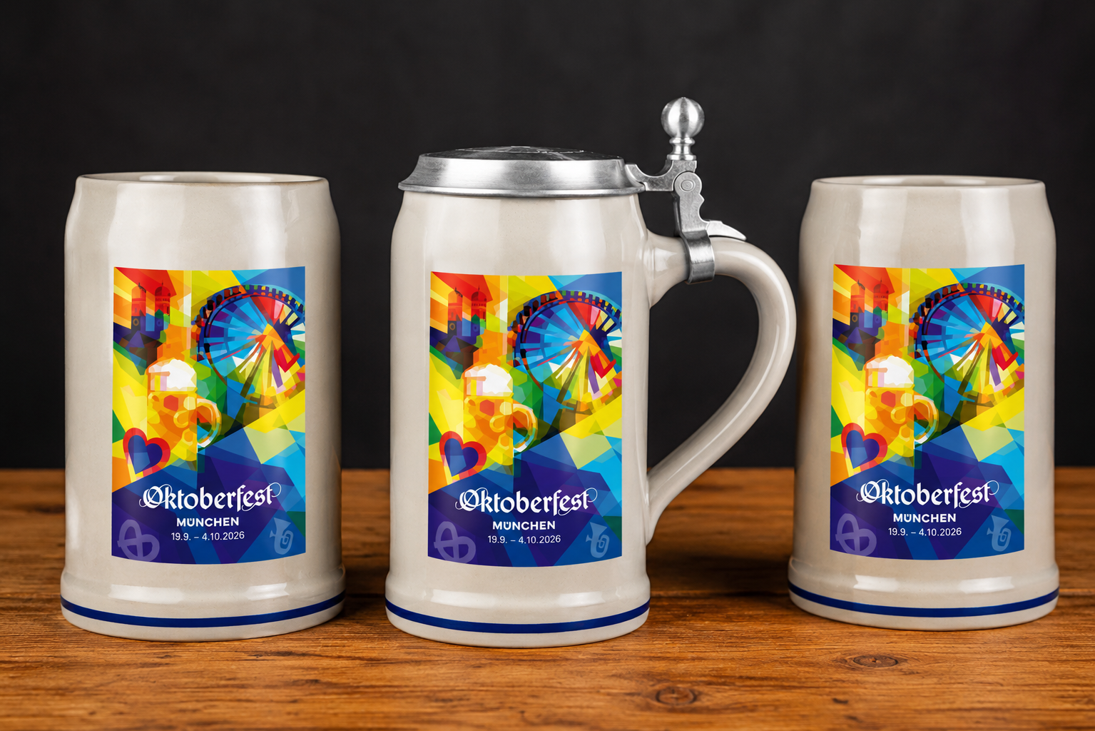 Offizielle Oktoberfest Sammlerkr&uuml;ge 2026 mit original Wiesn-Motiv auf rustikalem Holztisch.