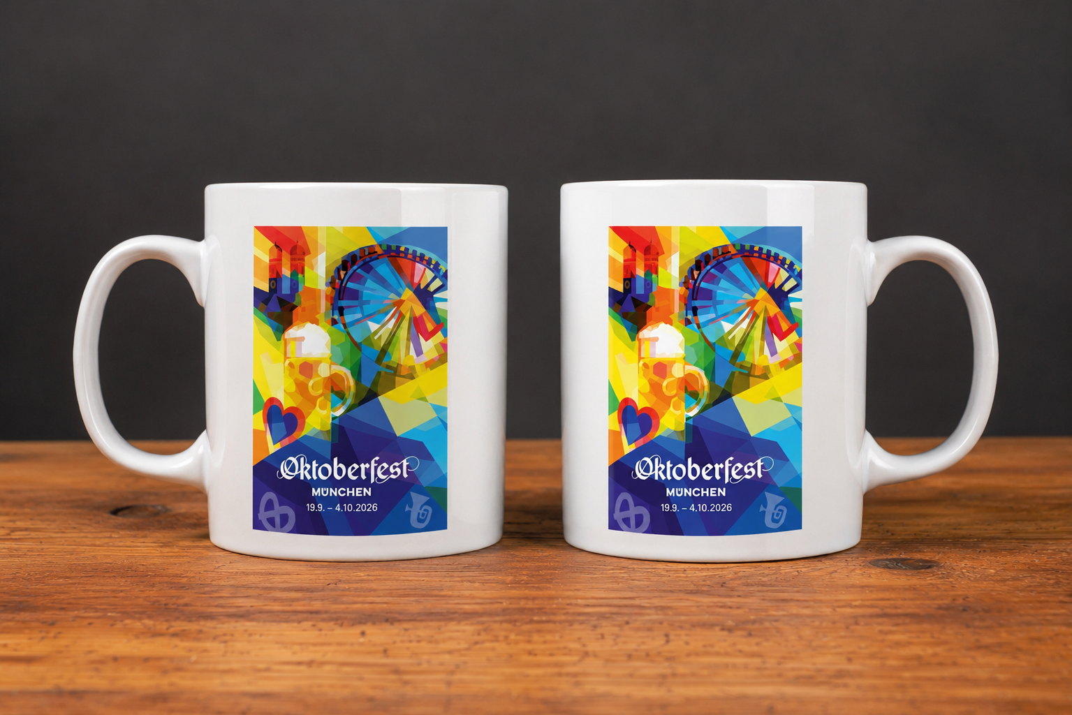 Offizielle Oktoberfest Sammlertasse 2026 mit farbigem Wiesn-Motiv auf rustikalem Holztisch.