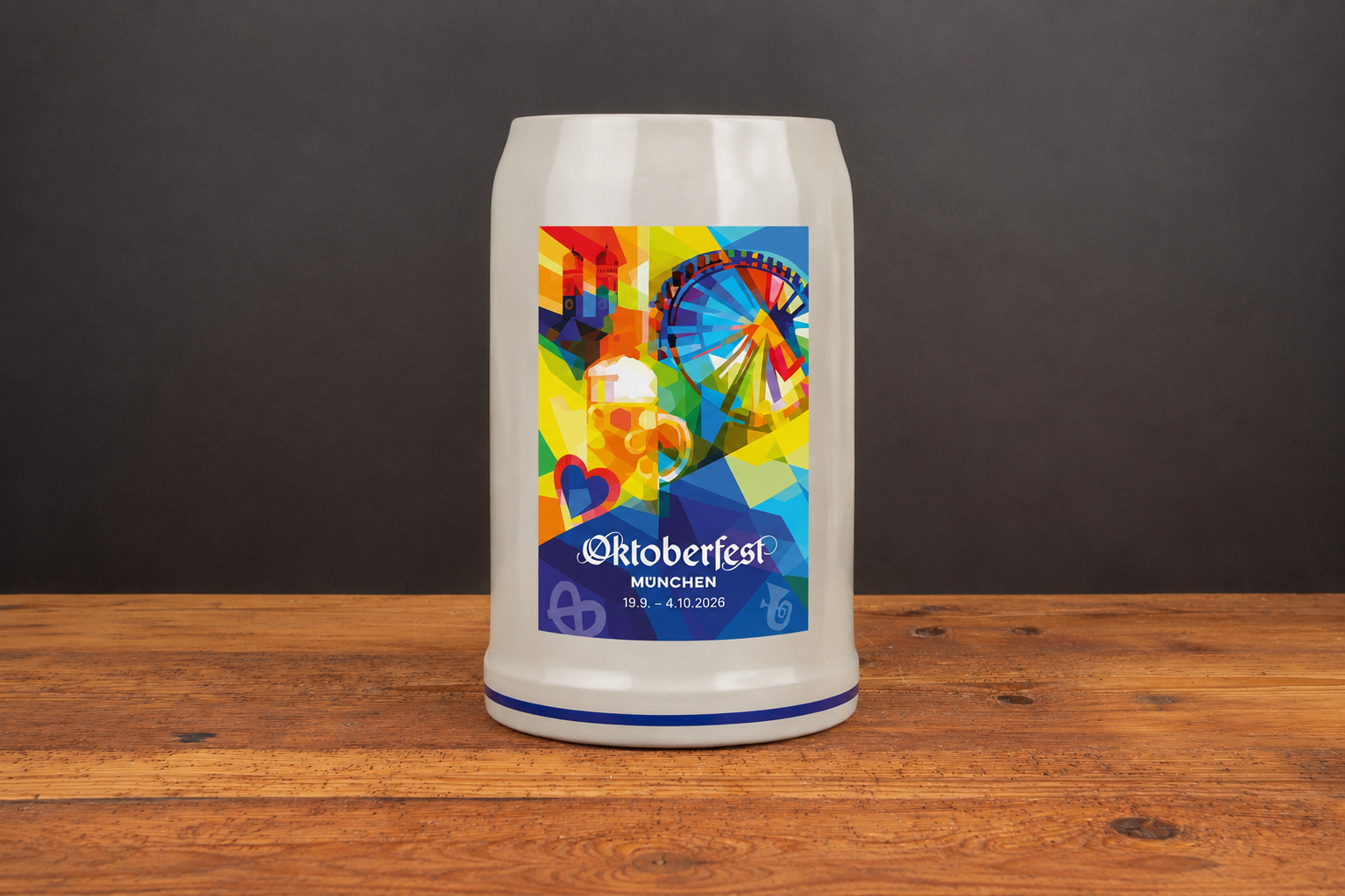 Offizieller Oktoberfest Sammlerkrug 2026 mit original Wiesn-Motiv auf rustikalem Holztisch.
